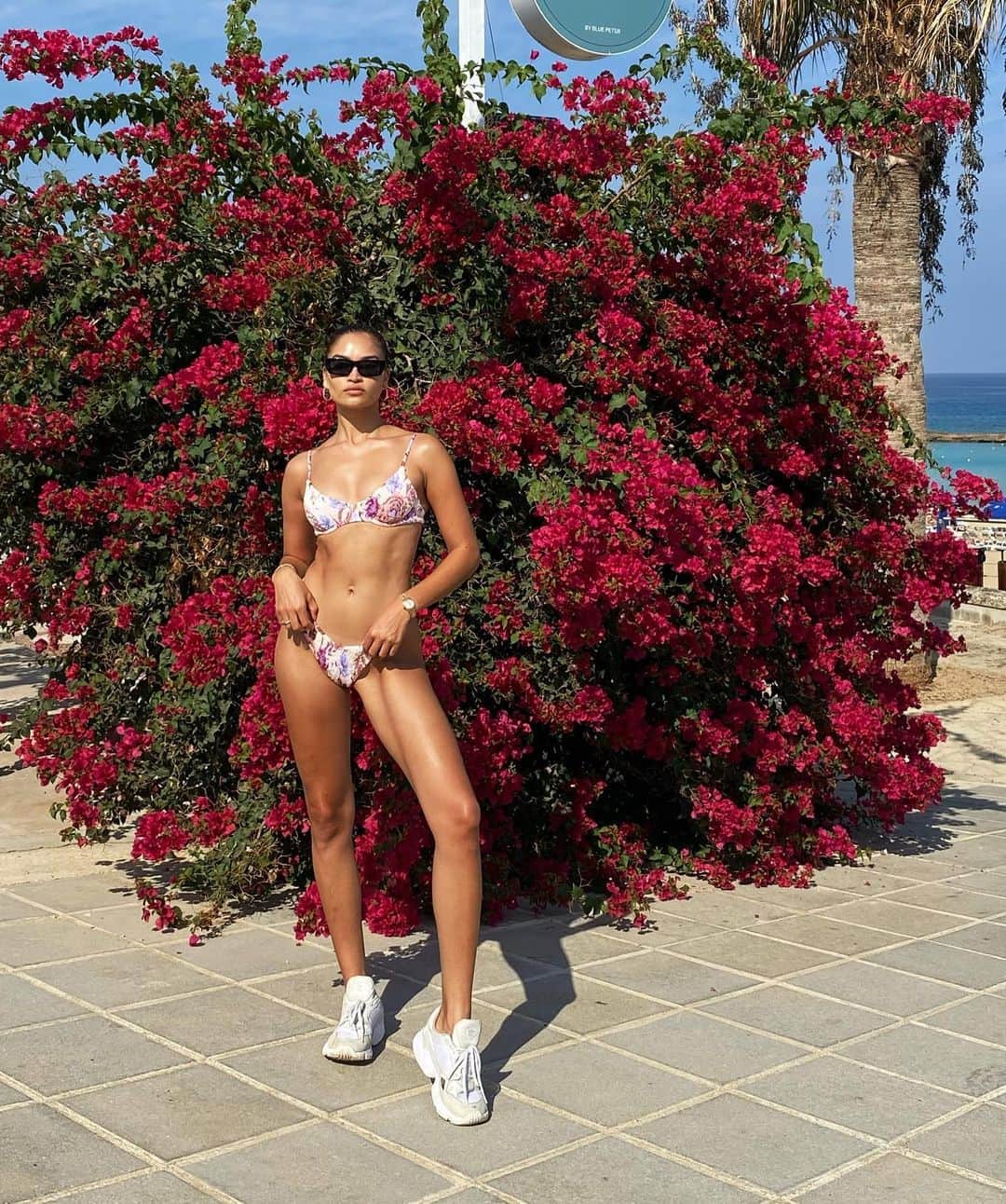 シャニーナ・シャイクのインスタグラム：「Dashed to Starbucks 👟☕️」