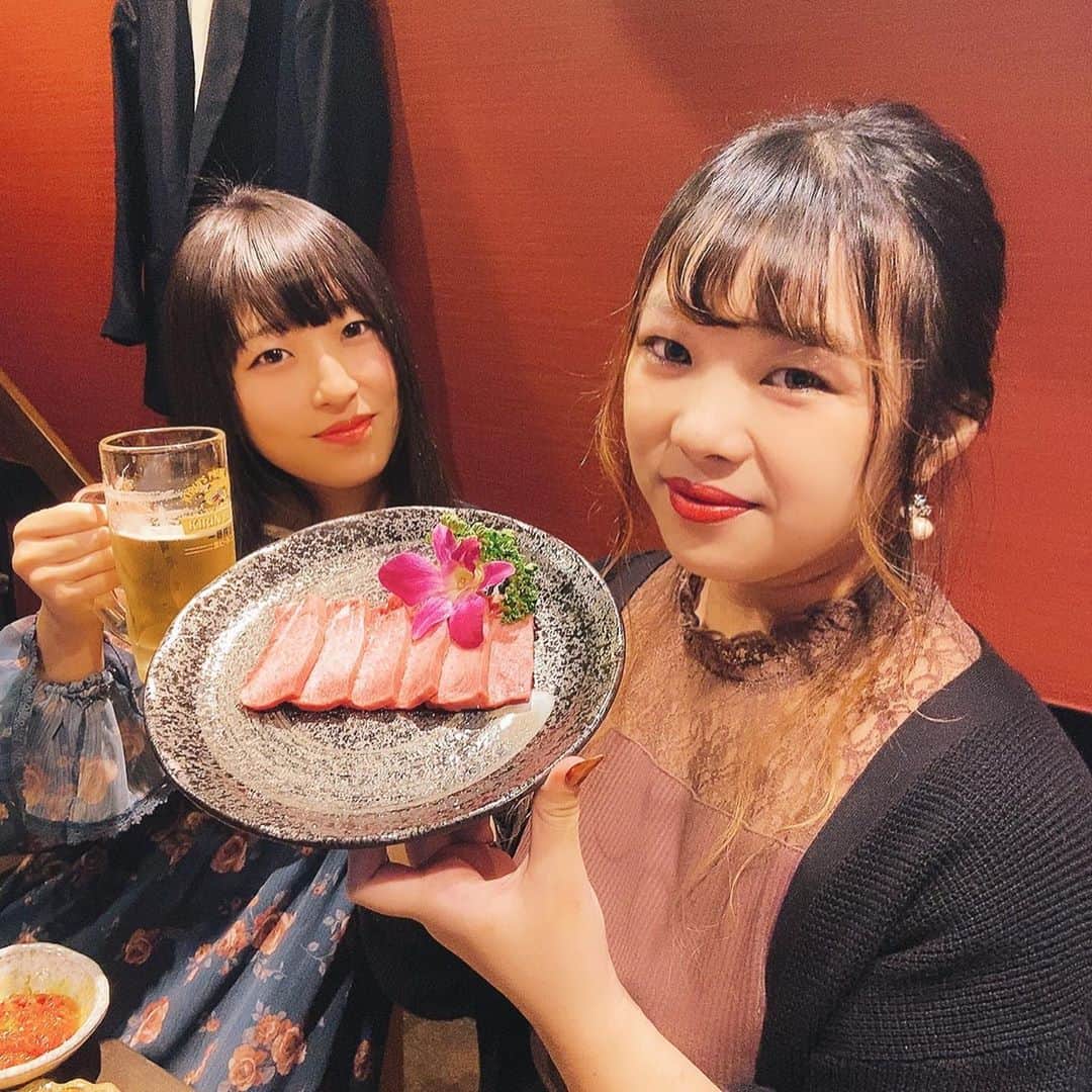 大阪ウシ子さんのインスタグラム写真 - (大阪ウシ子Instagram)「. 美味しそうに食べてくれる表情で こちらがお腹いっぱいになれました🤩 . キャワワな女子達が 沢山美味しそうに食べてくれて、 とっても嬉しかったです❤️ . . 今日の石垣牛タン、ハラミは 切りながら感動するくらい良い品でした☺️ . . 数量限定ヒウチのサイコロステーキは連日皆様に喜んで頂いております🤩👍 残りわずかなので是非❤️ . . 昨日大切なお客様に頂いたお菓子を どうやったらウシミにバレずに食べ切れるか思案している気持ちを2枚目に託しました😳😍😳😍 . . . 御来店の際はご予約お願いします🤲 ソーシャルディスタンス守ってますゆえ👌👌 . . ウシ子🐮 .  #石垣島 #石垣牛　 #大阪 #焼肉弁当 #ミナミ焼肉 #大阪焼肉  #焼肉 #ウシ子 #ウシミ #DiDifood #Ubereats  #テイクアウト  #TAKEOUT #デリバリー #晩ご飯 #おうちごはん #ソーシャルディスタンス #今夜の晩御飯  #大阪出前  #晩飯 #今夜の晩ご飯 #出前 #ゆがふ #焼肉好きな人と繋がりたい #焼肉好きと繋がりたい #カレー #感染症対策　 #心穏やかに . .」10月29日 22時25分 - choshu.yugafu.yakiniku