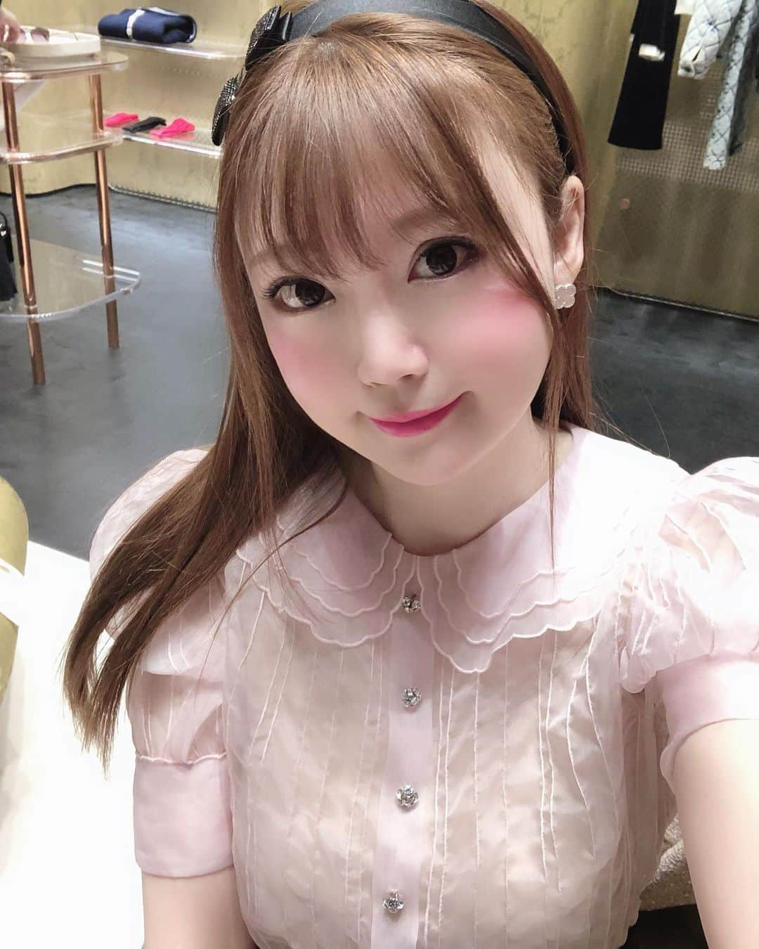 瑞咲まみのインスタグラム：「太ったらますます顔丸くなった🐷 まぁ良いんだけど。。 お気に入りのピンクブラウス😘👚💕 ， #太った　#10キロ太ってます　#ミュウミュウのブラウス　#miumiu #ミュウミュウが大好き #ミュウミュウ　#miumiugirl」