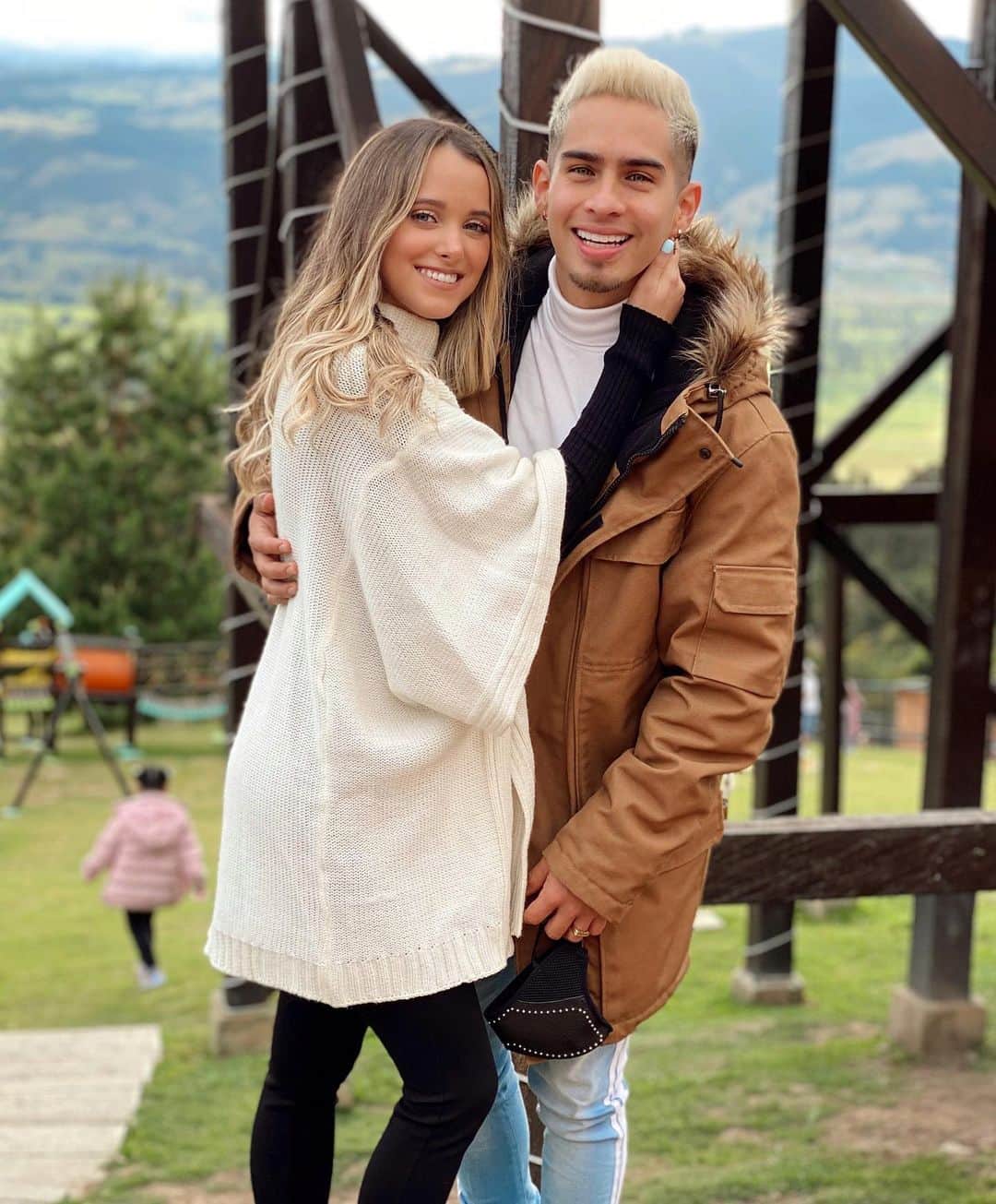 ミッチェル・オルベラのインスタグラム：「Birthday Boy 😍🎁 TE AMO ♾ y lo sabes!!! Mis mejores deseos y que mi Dios te bendiga siempre 🙏🏼 me hace MUY feliz estar a tu lado! ❤️ @kevinburyoficial」