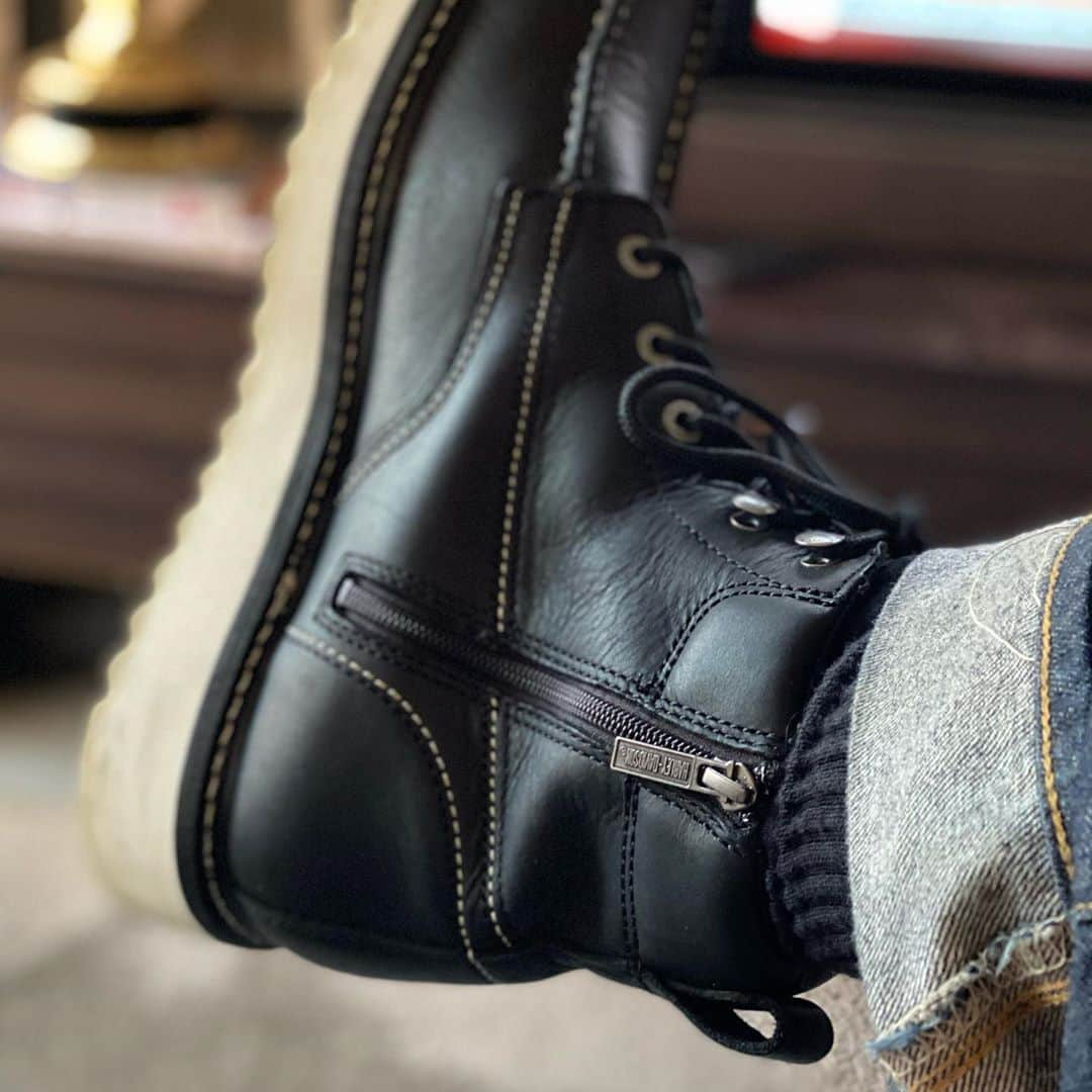 ロバート・パトリックさんのインスタグラム写真 - (ロバート・パトリックInstagram)「My co- pilot and best friend “Blitz” hanging out this week at the shop. New boots available at @santaclaritaharley voting and the @monsivaisco hat! #dog #dogs #vote #harleydavidson #denim #ride#germanshepherd #germanshepherdsofinstagram #germanshepherds #lavotes」10月29日 22時39分 - ripfighter