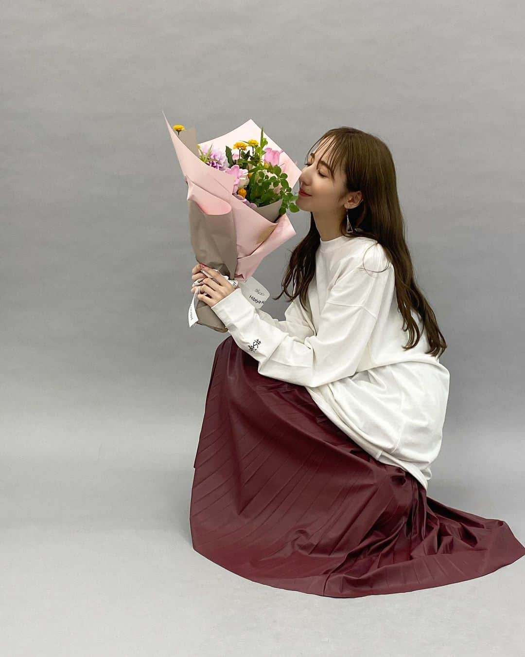 平木愛美のインスタグラム：「愛。  ずっと撮影でお世話になっている、各ブランドさんがた。  産休へ入る前に、現場で皆様にたくさんお祝いしていただきました（ ｉ _ ｉ ）🕊💞✨✨  もうほんとに、この時期、愛でひたひたな気持ちで。 感謝でいっぱいで。 いつも一緒にチームでがんばる皆様がたのことがとっても大切で。。。  ただ直接お伝えしたので、ここではこのあたりで⚪️  ７月あたりのことなのでこんな写真たちも載せられてなかったシリーズでした🧚‍♂️💓🧡  いつも色んなブランドさんがたのところで、お洋服の写真、見てくださってた皆様もありがとうございます。💕👗  また産後も皆さまとお仕事ご一緒できるよう、そして皆さまにまたみてもらえるよう、お洋服を素敵に見せられるように。精進します💫  そんなとあるブランドさんと、またあらたに動き出す予感があったり…来週打ち合わせ予定なのですが、色々とお楽しみにしていてくださいっ。」