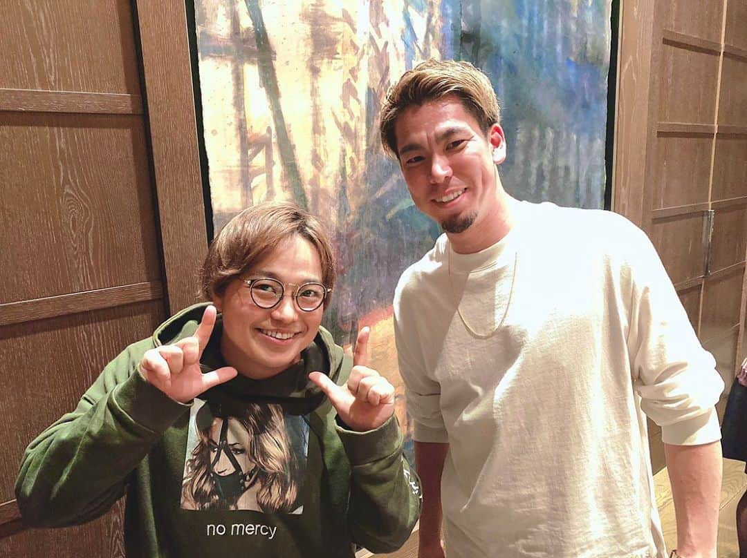 はぎちゃんさんのインスタグラム写真 - (はぎちゃんInstagram)「マエケンさんと初めてお会いできた！ヤバすぎる！嬉しいー！からのウルトラCー！ 出来る事なら僕を握ってどこか遠くまでに投げて欲しいぐらいです！ ノニーちゃんは相変わらずのハッピーで楽しいー！からのウルトラCー！ #YouTube #ラファエル　さん #メジャーリーガー  #前田健太　さん #マエケン　さん #マエケン体操 #ノニーちゃん  #jewelilytokyo #ジュエリリートーキョー #マエケンさんが #あたくしの一個下 #もうええてぇ #かたやスーパーメジャーリーガー #かたや売れてない芸人 #底辺YouTuber #みんな #はぎかっことじないポーズ #してくれてると思ったら  #ラファさんはしてへんのかぃ #もうええわぁ」10月29日 22時43分 - hagichan0524