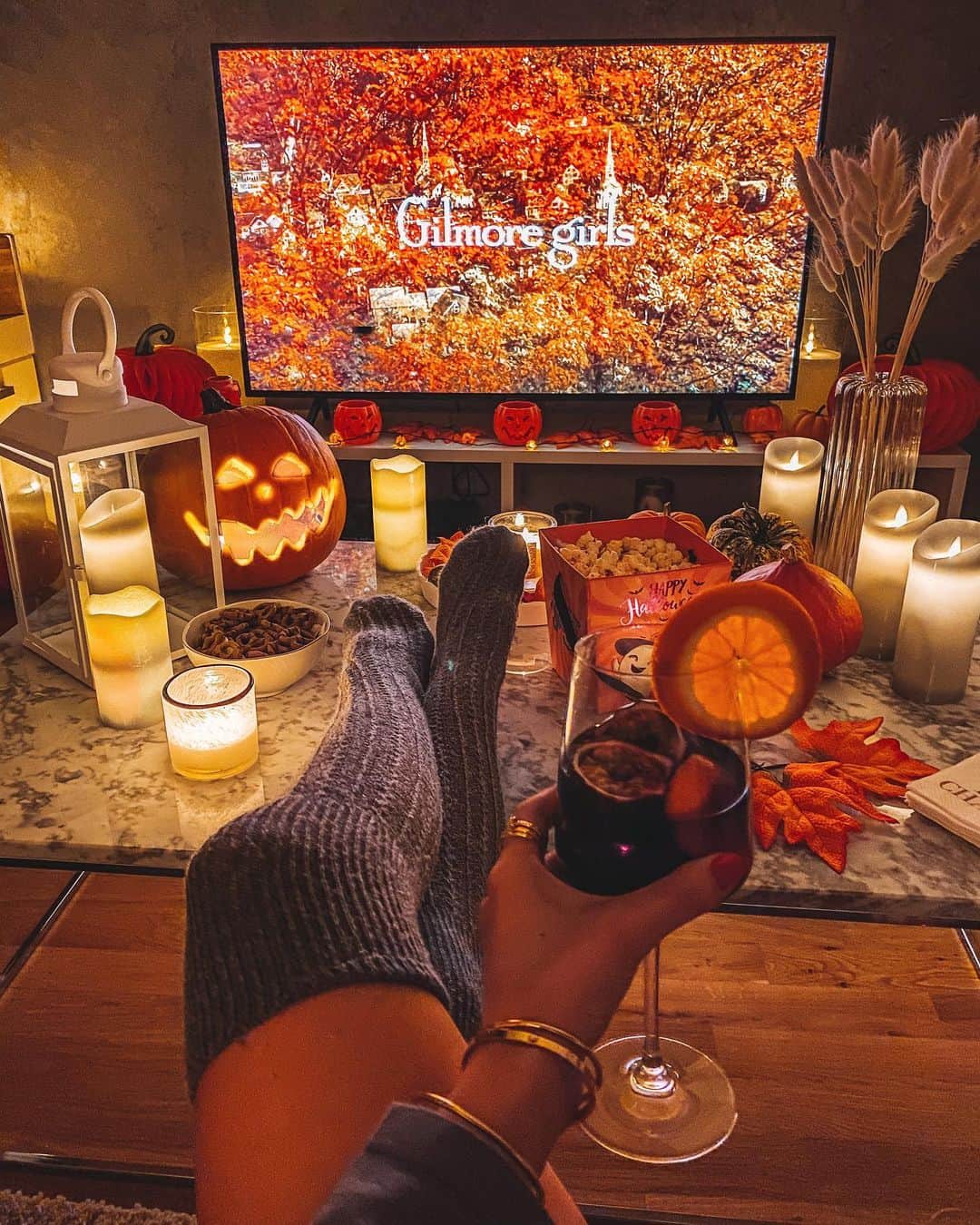 バーボラ・コディトヴァのインスタグラム：「My kind of evening 🎃 Are you team hot chocolate or hot wine?」