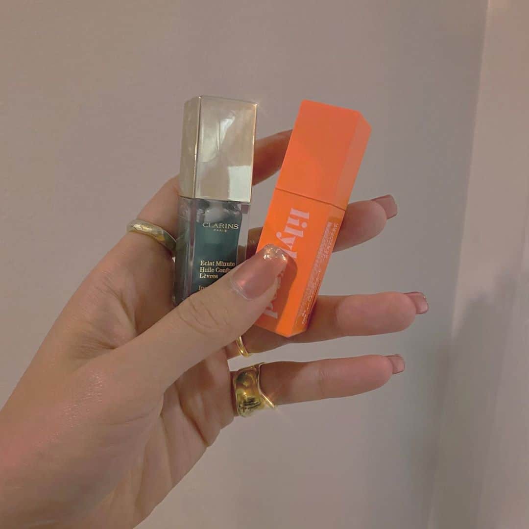 梅村実帆のインスタグラム：「髪の毛明るくしたから、リップもpopな色に🍊 ティントは乾燥するので上からオイルリップつけてます👄」