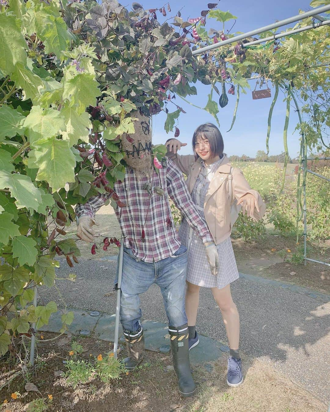 河合くるみのインスタグラム：「・ ・ #地味ハロウィン ってやつ ・ 私ではなくこのお人形さん👨🏻‍🌾 本物の人間っぽすぎてびっくりしちゃった👨🏻‍🌾👨🏻‍🌾 ・ お菓子じゃなくて野菜くれそう🍅 ・ ・ #ハロウィン #おじさんのコスプレ #コスプレ #👨🏻‍🌾 #びっくり #畑 #自然 #halloween #halloweencostume #followme #idol #actor #picture #halloween2020」