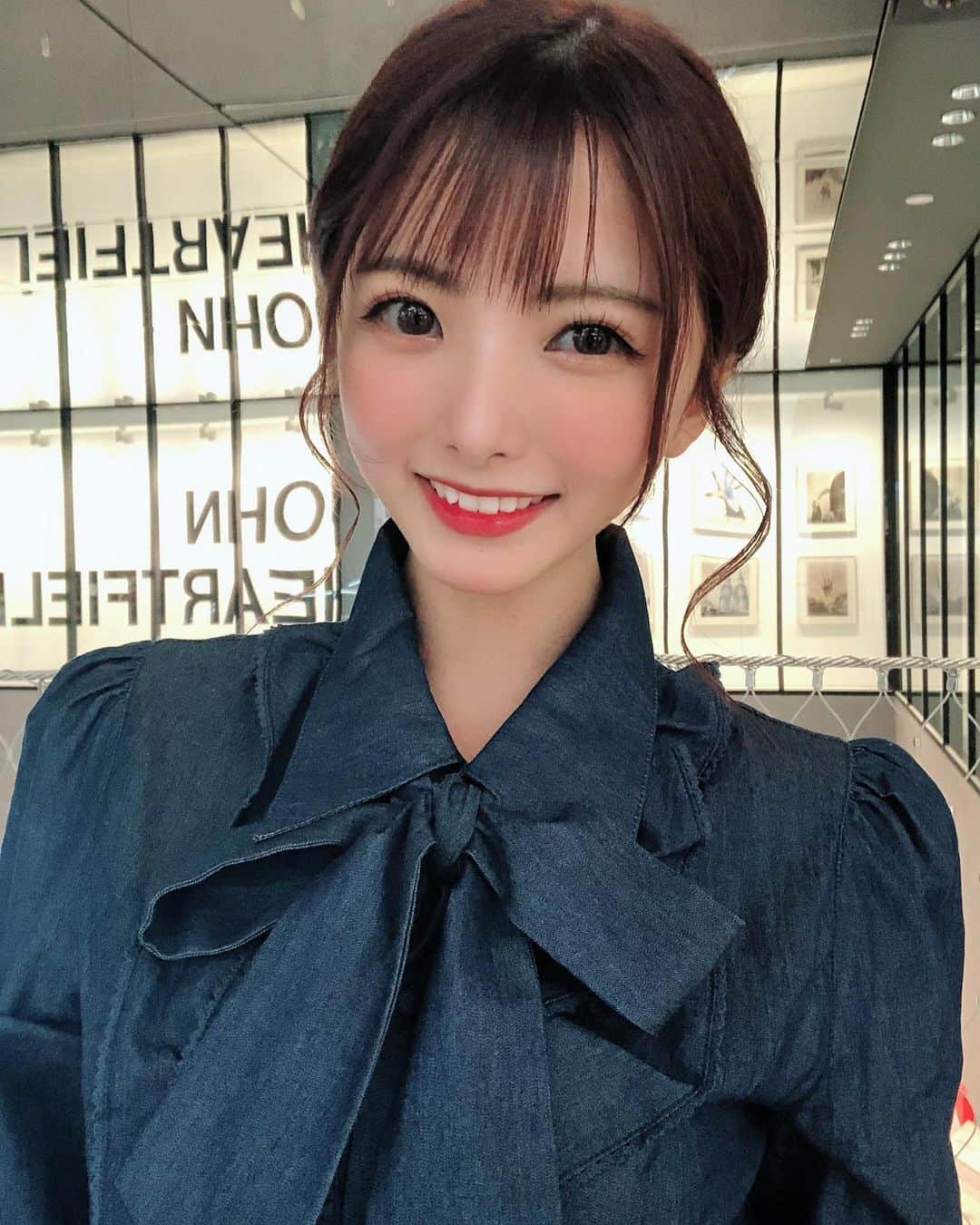 岡田栞奈のインスタグラム：「長袖ワンピース1枚で お出掛けできるこの季節が好き🤍  最近リボンにハマってます🎀 #秋コーデ #ワンピース #ミヤシタパーク #渋谷 #デートスポット #autumn #fashion #shibuya #miyashitapark」