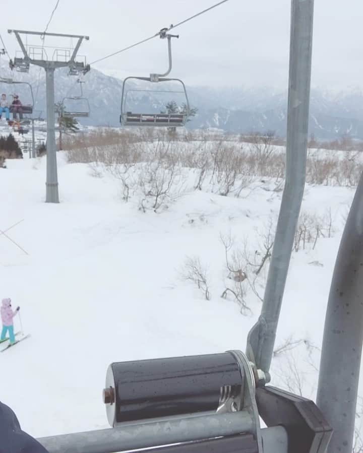 鈴木ユリアのインスタグラム：「. 28日発売されたスノボー雑誌 #snowanjel 巻中６ページやらせて頂きました！ 是非ご覧下さって頂けたら幸いですと。☃️💜」