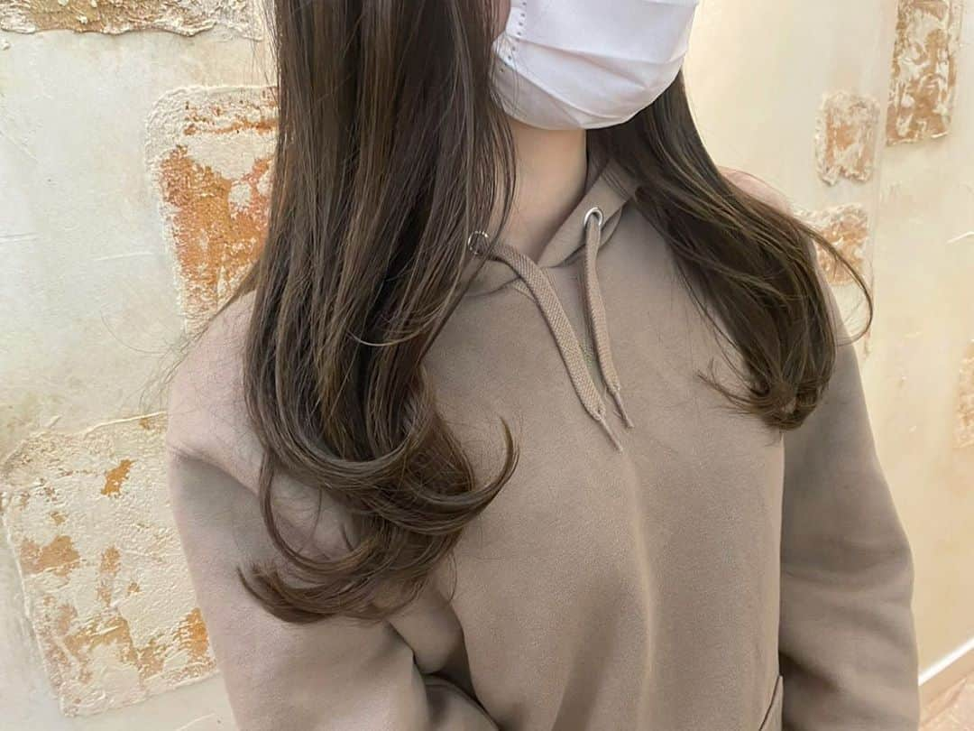 松村美月さんのインスタグラム写真 - (松村美月Instagram)「.﻿ ﻿  ﻿ ﻿ new color💇🏻‍♀️❤︎﻿ ﻿ 少し明るめに染めてもらいました  𓈒𓏸﻿ ﻿ ミントグリーンベージュ🌿🤎﻿ ﻿ ﻿ 前田さんにお願いしてます😌﻿ @wataru_maeda_uncutlounge ﻿  ﻿ ﻿ ﻿ もう何年も通わせて頂いてるけど下手な日本語で要望を伝えても汲み取ってくれる天才だし根元グラデで染めてくれるからプリン気にならないしトリートメントの上からカラーしてくれるからサラサラになるし神です🥺❤︎﻿ ﻿ あとシャンプーが最高すぎていつも寝ちゃいそうになる〜いつも素敵な時間をありがとうございます😴🧴﻿ ﻿ ﻿ ﻿ オフすぎてすっぴんマスクでごめんなしゃい、、、」10月29日 22時51分 - mizuki_matsumura