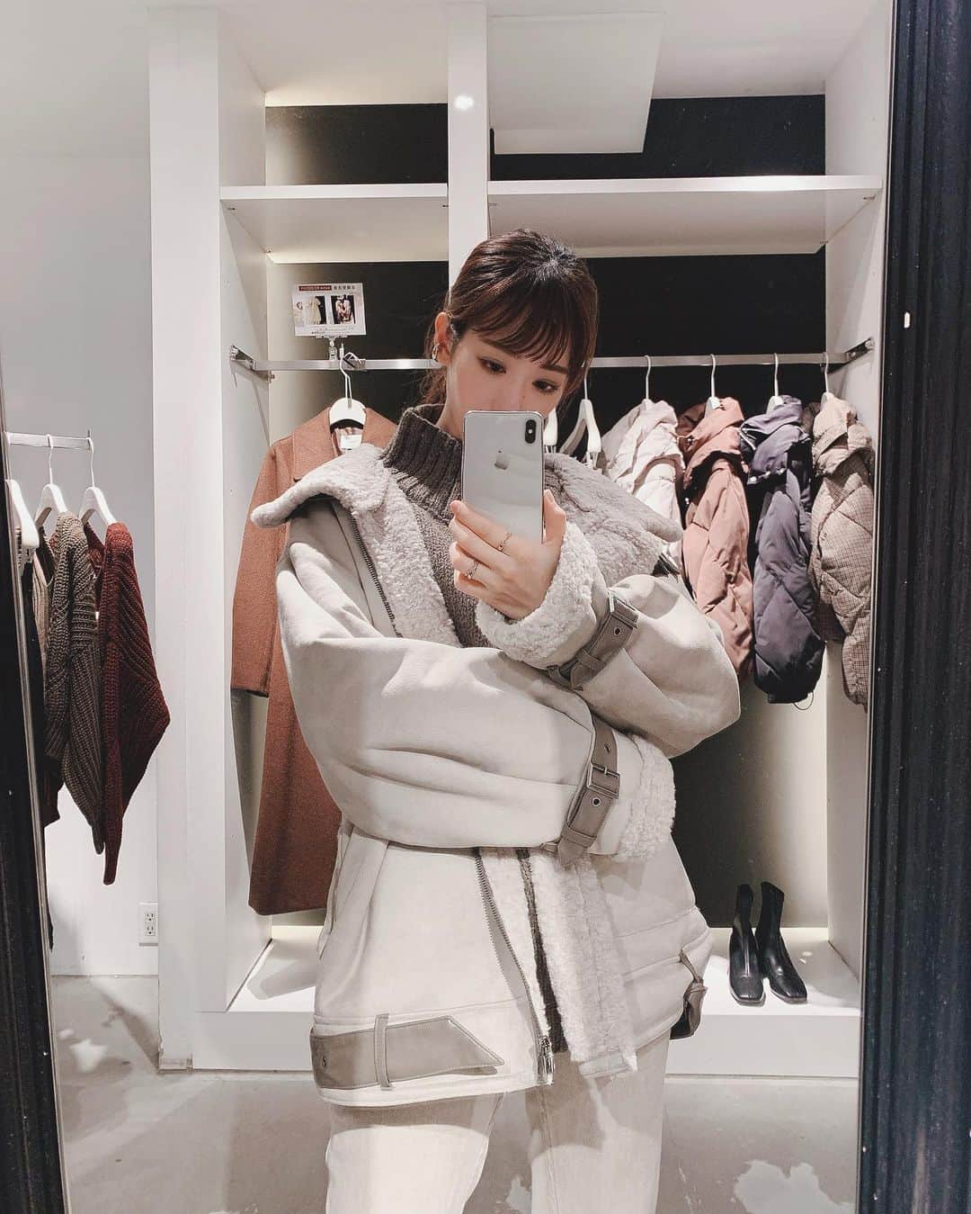 上地雅弥 MURUAのインスタグラム：「今週の水曜発売の#アレンジタックムートンブルゾン 💗 早速大人気〜🤩 安心する長さに柔らかい素材が気持ち良い、、、🥺🥺 . このアイボリーはグレーっぽいアイボリーで、甘くなりすぎないのもポイントなんです👌 . とにかくこの着心地の良さったら、、、 まずは一度お試しください🏃‍♀️🏃‍♀️笑 . . #murua #murua_official #murua_by_staff #ムートン #ムートンコート #ムートンジャケット」