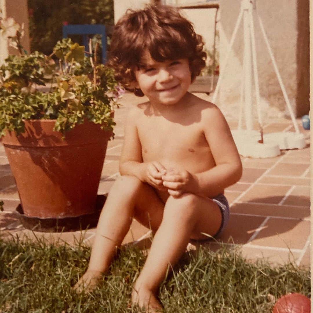 アレクシマビーユのインスタグラム：「Happy Childhood @alexismabille a bit of fun before confinement #alexismabille #childhood #funpicture #throwback #family #familypicture #curls #bathsuit #child #smily」