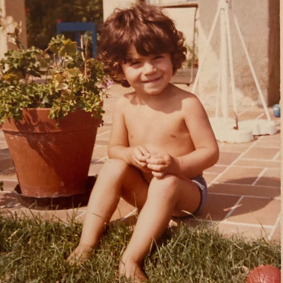 アレクシマビーユさんのインスタグラム写真 - (アレクシマビーユInstagram)「Happy Childhood @alexismabille a bit of fun before confinement #alexismabille #childhood #funpicture #throwback #family #familypicture #curls #bathsuit #child #smily」10月29日 22時55分 - alexismabille