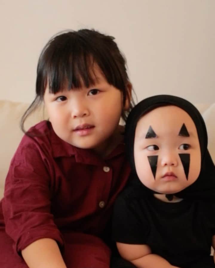 MOMOツインズのインスタグラム：「I sense another faceless presence 😳 #spiritedaway #kaonashi #halloween」