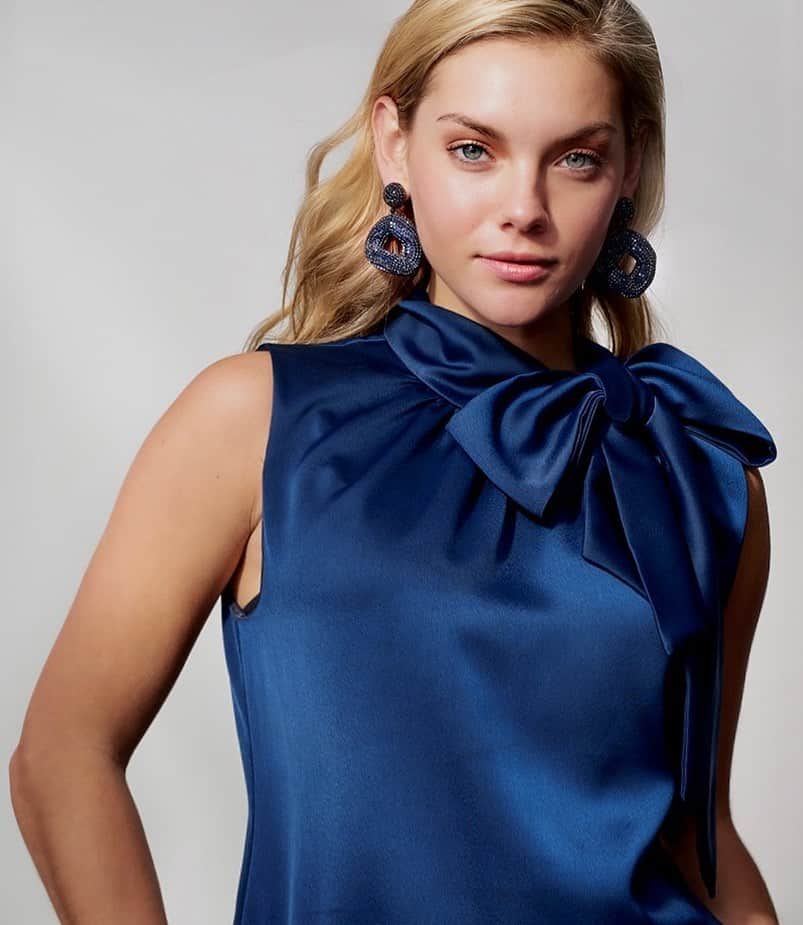 のインスタグラム：「The Dana blouse featured in a Sandwash Poly Satin is the perfect layering piece or statement blouse. The mock-neck collar is finished at the side with a self-tie bow that can either be arranged at the neck or slung over the shoulder. The easy silhouette offers a hi-lo effect, allowing you to easily wear it un-tucked and the weight, and the drape of the blouse allow it to be easily tucked as well without adding any additional volume. #sachinandbabi, #glamour, #everyday,#celebrate」