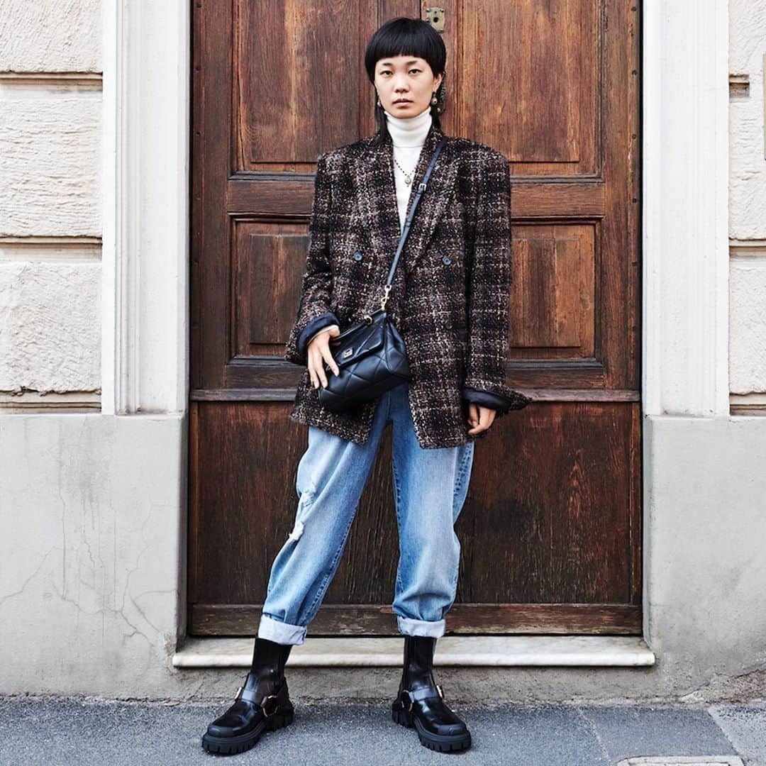 ドルチェ&ガッバーナさんのインスタグラム写真 - (ドルチェ&ガッバーナInstagram)「⁣#DGRealPeople, the campaign celebrating individuality on the streets of Milan.⠀ ⠀ A graphic designer in the fashion sector, Angela loves to find time for herself to draw and illustrate.⠀ ⠀ She wears a double-breasted jacket in tweed tartan, a turtleneck sweater, jeans, trekking-style ankle boots with a #DolceGabbana bracket logo, a black matelassé #DGSicilyBag and a matching necklace and earrings with black jade and sapphires. ⠀ ⠀ Shop the #DGFW20 look at the link in bio.」10月29日 22時58分 - dolcegabbana