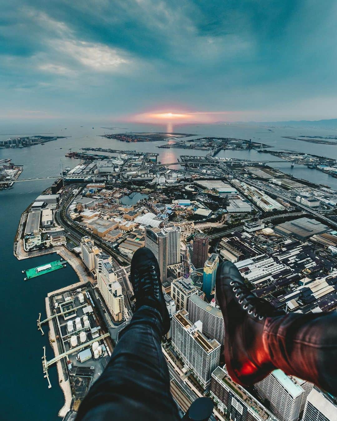 山中海輝のインスタグラム：「・ ・ Flying high with my fav kicks @globebrand . ・  USJはGo to キャンペーンを使えば30日販売チケットから2割引きみたいですね！」
