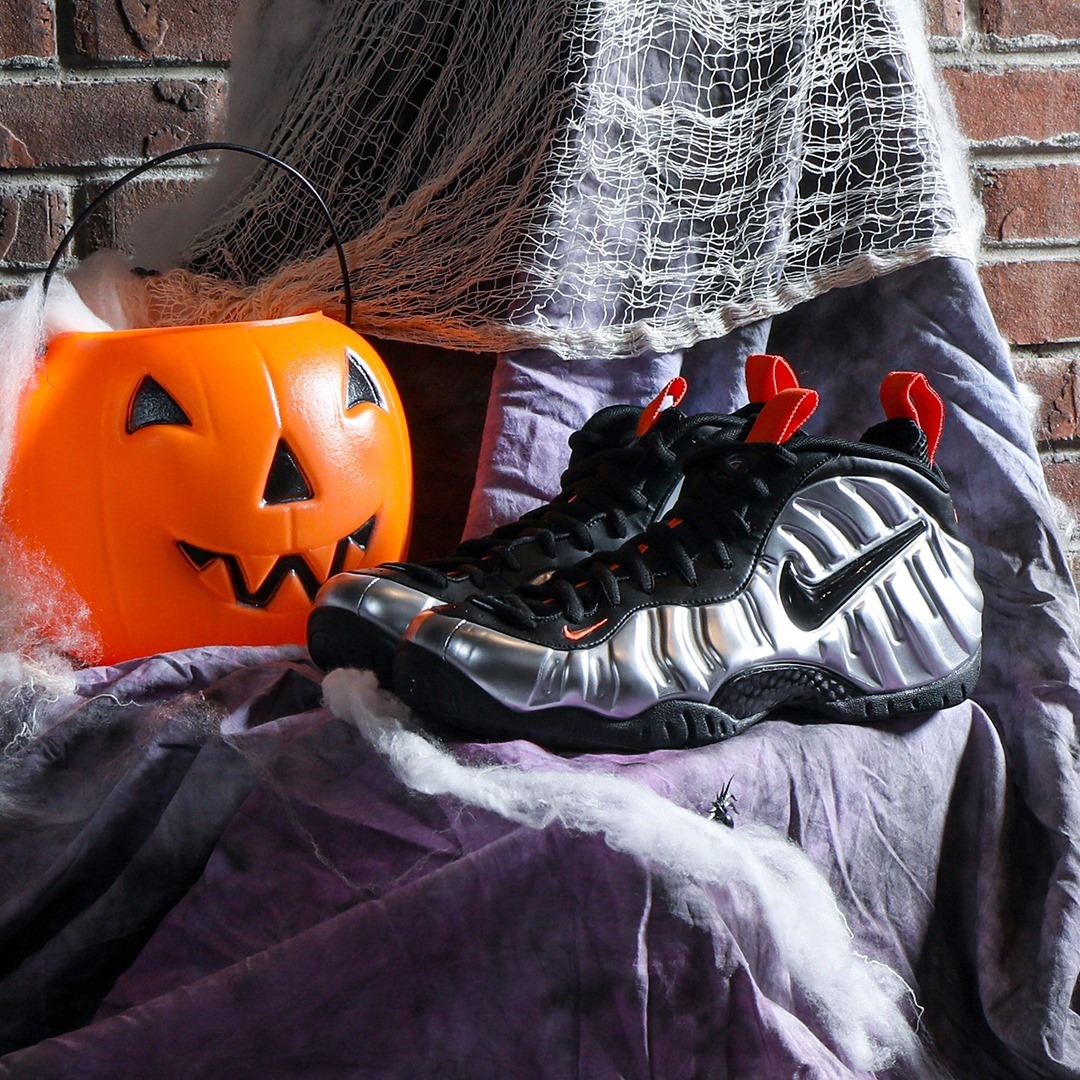 Foot Lockerさんのインスタグラム写真 - (Foot LockerInstagram)「Ghostly Greetings! 🎃 #Nike Foamposite Pro is now available in Men's & Kids sizes.」10月29日 23時00分 - footlocker