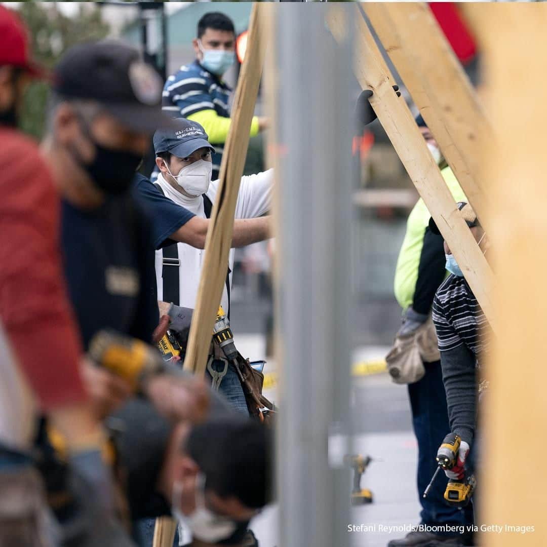 ABC Newsさんのインスタグラム写真 - (ABC NewsInstagram)「Workers board up windows of a business in Washington, D.C., U.S., on Wednesday, Oct. 28, 2020. Many cities were caught off guard during nationwide social unrest this summer and suffered millions of dollars in damages. #washingtondc #protests #politics」10月29日 23時00分 - abcnews