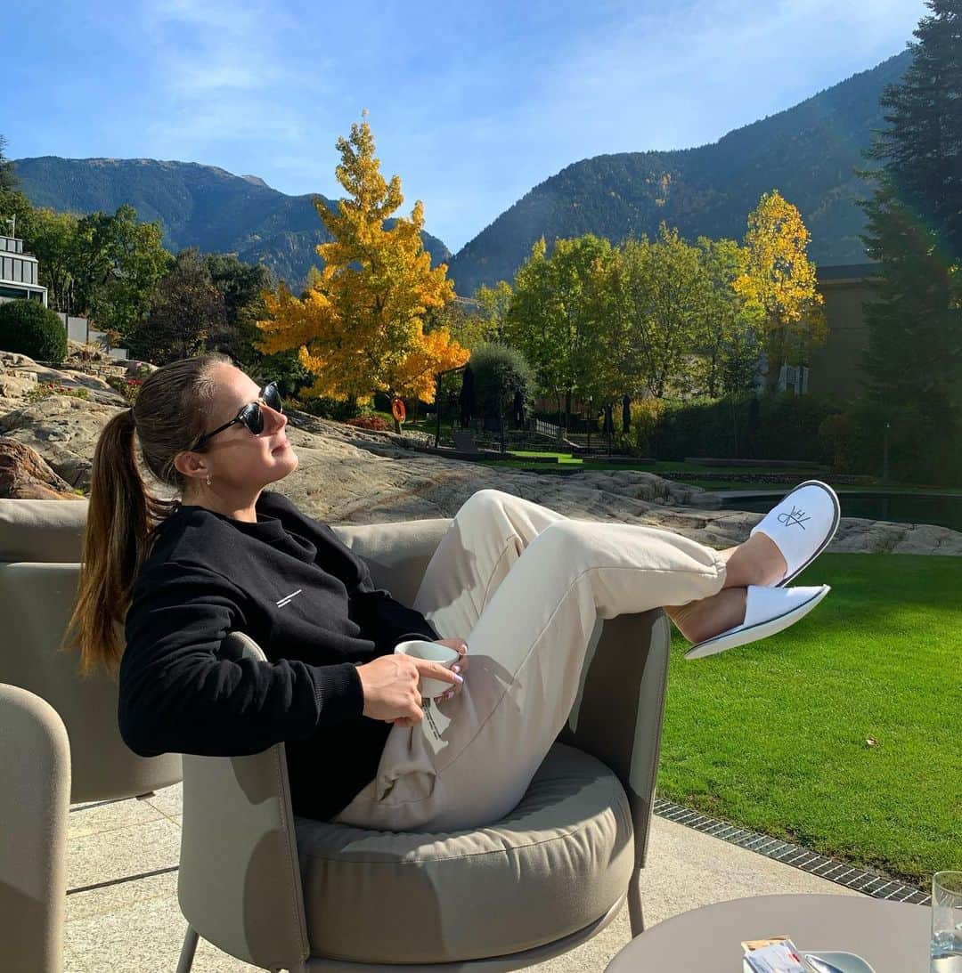 ダリア・カサトキナのインスタグラム：「Mountain get away⛰👻 Отпуск в горах☺️ #Andorra #offseason #relax #тапочки #DD」