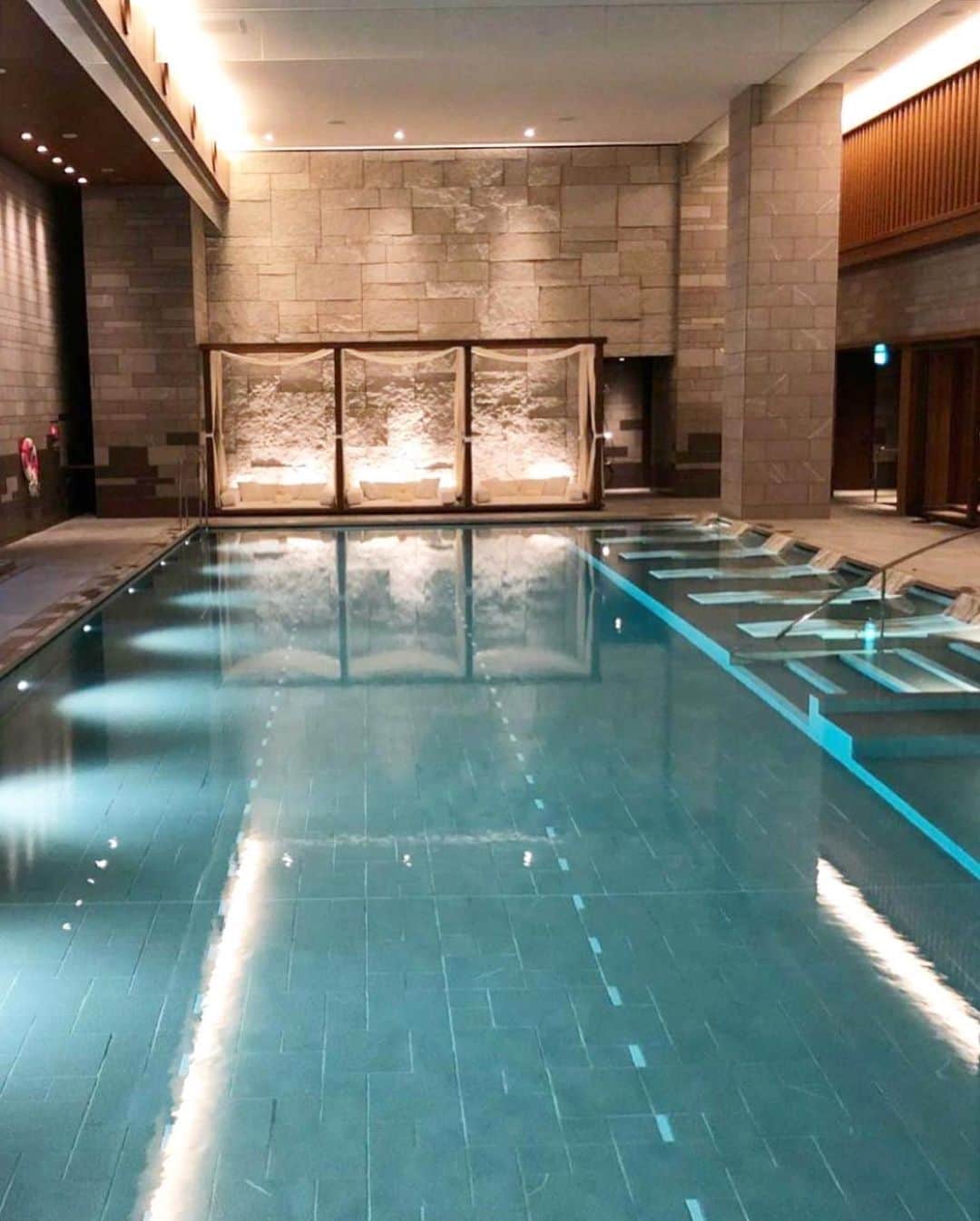 Yumiko Obaさんのインスタグラム写真 - (Yumiko ObaInstagram)「📍フォーシーズンズホテル京都 * * こちらのアフタヌーンティーも華やかで女子受け間違いなしのニコライバーグマンコラボ💐 可愛い〜❣️って皆さんのpost見てます💐💐💐 来月も内容を変えてニコライバーグマンとのコラボが続くそう☺️ * * 心残りはプールに行く時間がなかったこと。。せめて写真だけでも〜慌てて見学させてもらいました。 凄く良いと噂のプール＆スパ👙、もう1日時間があったらなぁ🥺 * * * * * _____________________________________________ #フォーシーズンズ #フォーシーズンズホテル #フォーシーズンズホテル京都  #プール #ホテルプール #スパ #カバナ  #ホテル #ホテルライク #ホテル女子会 #ホテル巡り #ホテル好き  #ホテルステイ  #アフタヌーンティー #afternoontea #ニコライバーグマン #ニコライバーグマンフラワーボックス #nicolaibergmann #フラワー #フラワーアーティスト  #京都 #祇園 #京都旅 #大人旅 #kyoto #kyotojapan #kyototrip  #セレクトショップ  https://stylepoint.jp」10月29日 23時03分 - stylepoint_jp