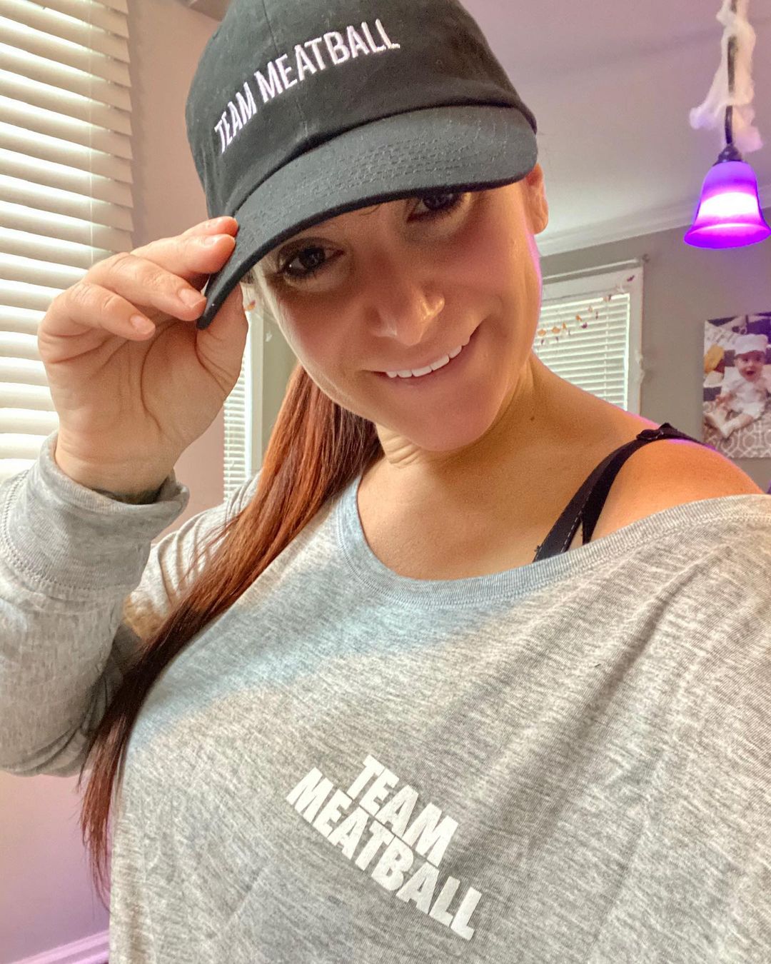 ディーナ・ニコール・コルテーゼのインスタグラム：「Rocking my Meatball Gear while I run errands on this rainy day ☔️ @meatballmerch」