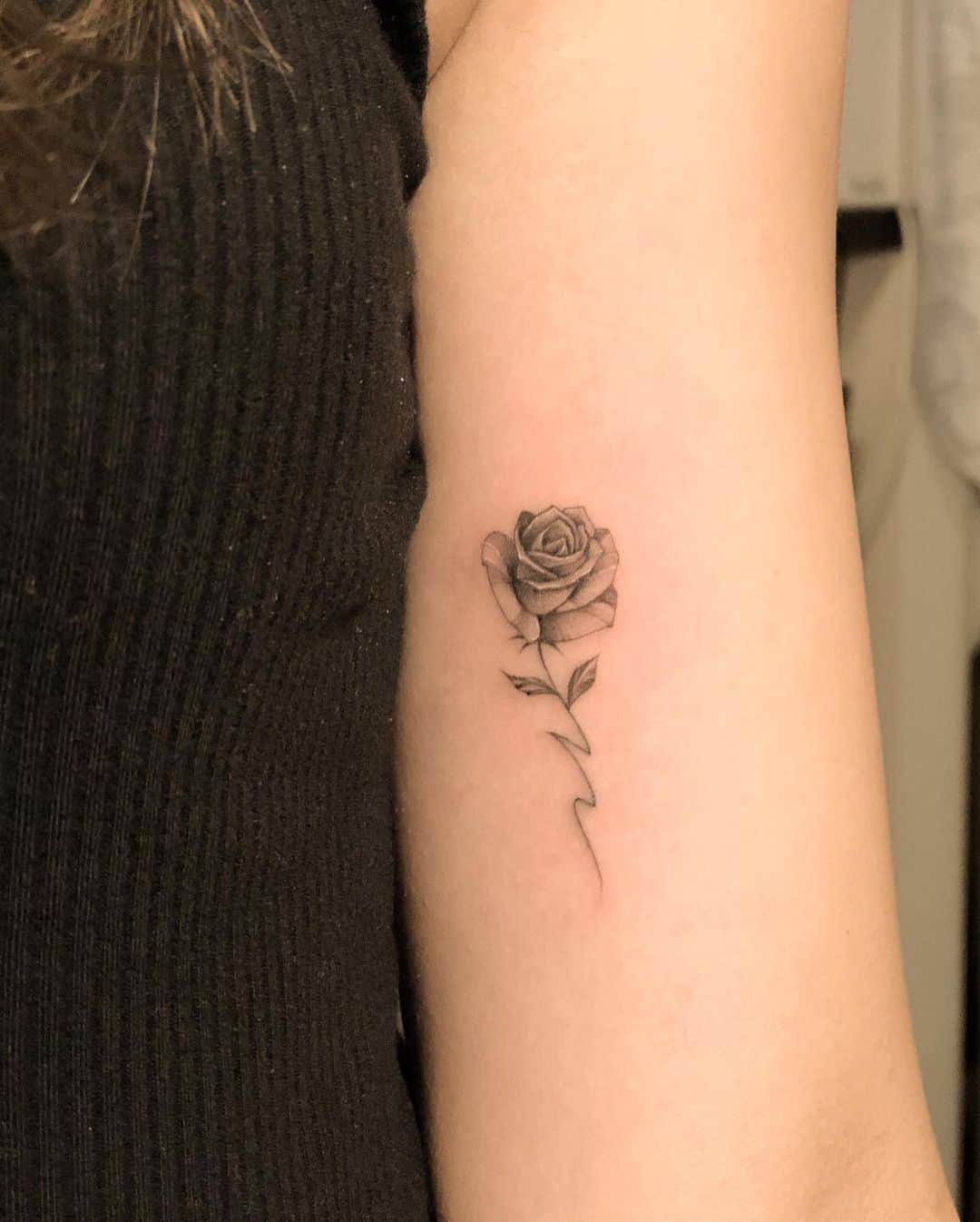 彫師美漸さんのインスタグラム写真 - (彫師美漸Instagram)「🌹N tattoo ・ 腕を下ろした時にも少し見える位置に☝️✨ ・ #美漸バラ　#美漸ガールズタトゥー　#美漸レタリング　#刺青 #彫師 #美漸 #彫師美漸 #海老名 #中目黒 #タトゥー #東京タトゥー #tokyo #tattoo #art #fashion #bizenart #bizen #문신　#Bizentattoo  #tattooer #tattooist #tattooartist #tattooart #tattooshop #japanesetattoo」10月29日 23時10分 - bizentattoo