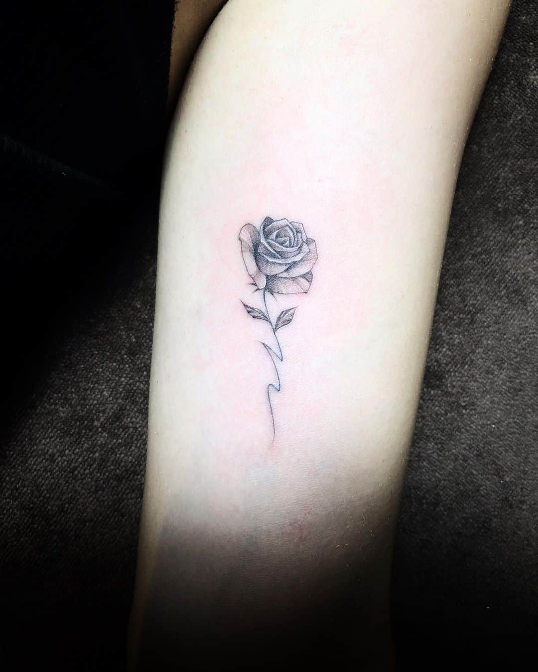 彫師美漸のインスタグラム：「🌹N tattoo ・ 腕を下ろした時にも少し見える位置に☝️✨ ・ #美漸バラ　#美漸ガールズタトゥー　#美漸レタリング　#刺青 #彫師 #美漸 #彫師美漸 #海老名 #中目黒 #タトゥー #東京タトゥー #tokyo #tattoo #art #fashion #bizenart #bizen #문신　#Bizentattoo  #tattooer #tattooist #tattooartist #tattooart #tattooshop #japanesetattoo」