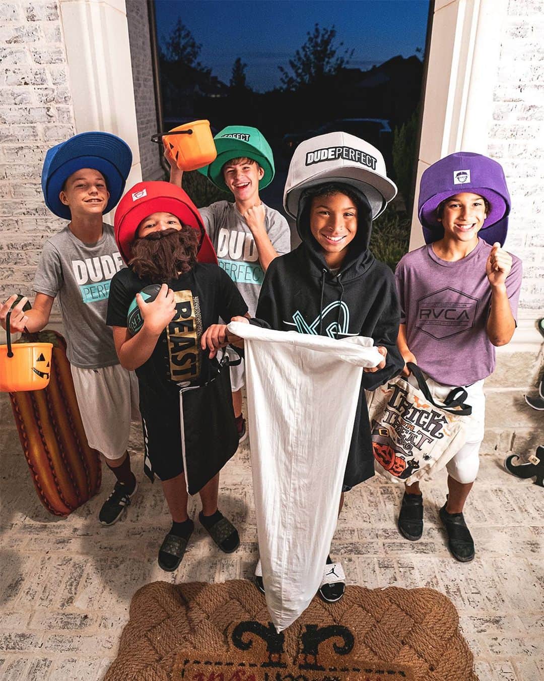 Dude Perfectさんのインスタグラム写真 - (Dude PerfectInstagram)「Are you or your kids going as Dude Perfect for Halloween? TAG us in your photos w/ the hashtag #DPHalloween for a chance to be featured on our social channels! 👊」10月29日 23時12分 - dudeperfect