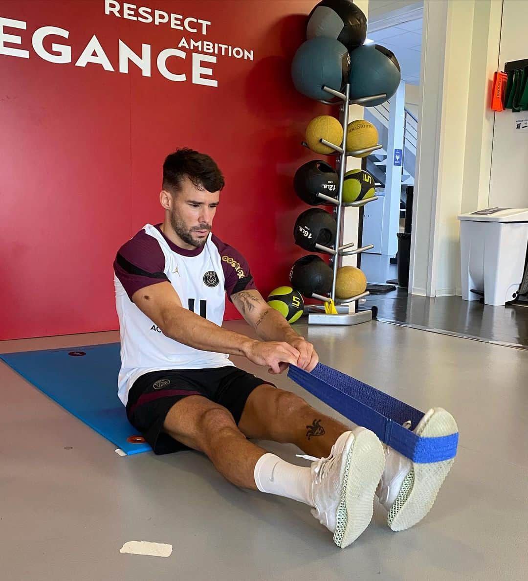 のインスタグラム：「Hoy hace un mes de la operacion. Un mes dificil, donde tuve que pasar por quirofano por segunda vez a causa de una infeccion pero ahora ya todo mejor y trabajando mucho en la recuperacion de mi rodilla. Un abrazo a todos y muchas gracias por vuestro apoyo😘. Aujourd'hui ça fait exactement un mois que j'ai subi mon opération.  Un mois difficile, car j'ai du subir une deuxième opération suite à une infection.  Maintenant tout va bien et ma rééducation se déroule parfaitement .  Je vous remercie tous pour vos soutiens et vos encouragements😘.」