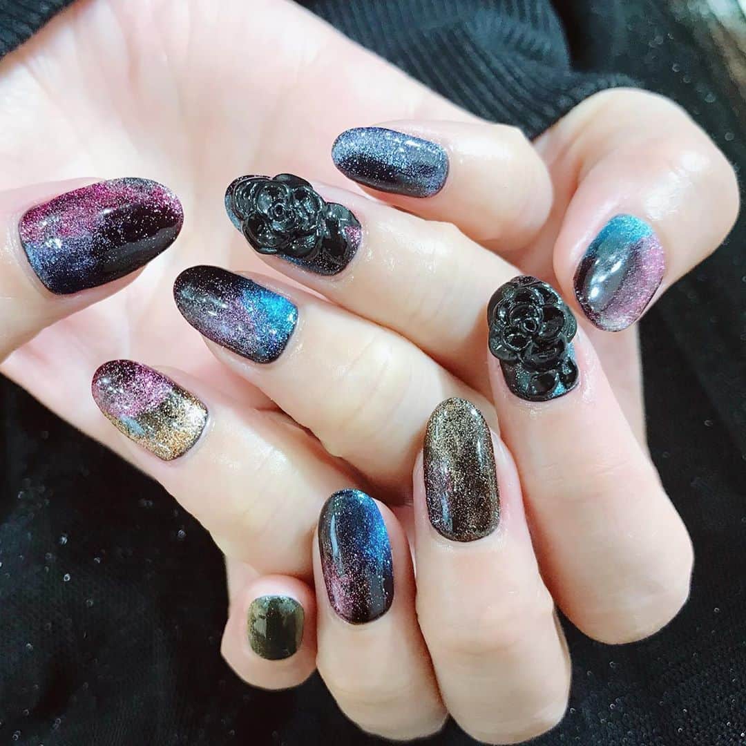 なかやまちえこのインスタグラム：「GALAXY magnetic nails!⠀ ⠀ 黒ベースに宇宙のようなマグネットネイルと黒いバラのオーダーでした🌹⠀ ⠀  バラの形などご指定頂きました😳✨⠀ ⠀ #nail #nails #nailart #ネイル #美甲 #ネイルアート  #japanesenailart #manucure #japanesenails #manicurist #gelnails #أظافر #네일아트 #미용 #vẽmóng #マグネットネイル #マグネットジェル #magneticnails #aldious #marina さん」
