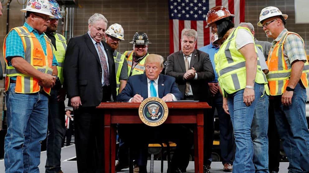 イヴァンカ・トランプのインスタグラム：「JUST IN: The U.S. economy grew  at its fastest pace EVER as #GDP surged by 33.1%! This should end any argument about a Trump-led economic recovery.  President Trump is restoring the pre-COVID economy that Americans love... and the Best is Yet to Come! 🇺🇸🇺🇸🇺🇸」