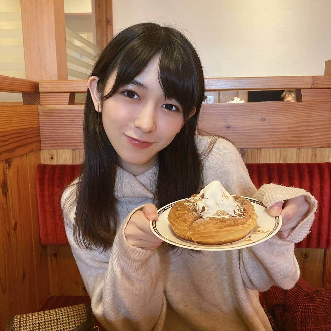 小泉遥香のインスタグラム：「シロノワールと私😋  photo by📷 best friend♡  #Instaharum #コメダ珈琲店 #シロノワール #モンブラン #秋 #instafood #彼女感 #彼女とコメダなうに使ってくだせえ #彼女がモンブランの匂いクンクンなうに使ってくだせえ #語尾の癖強め #おはる」