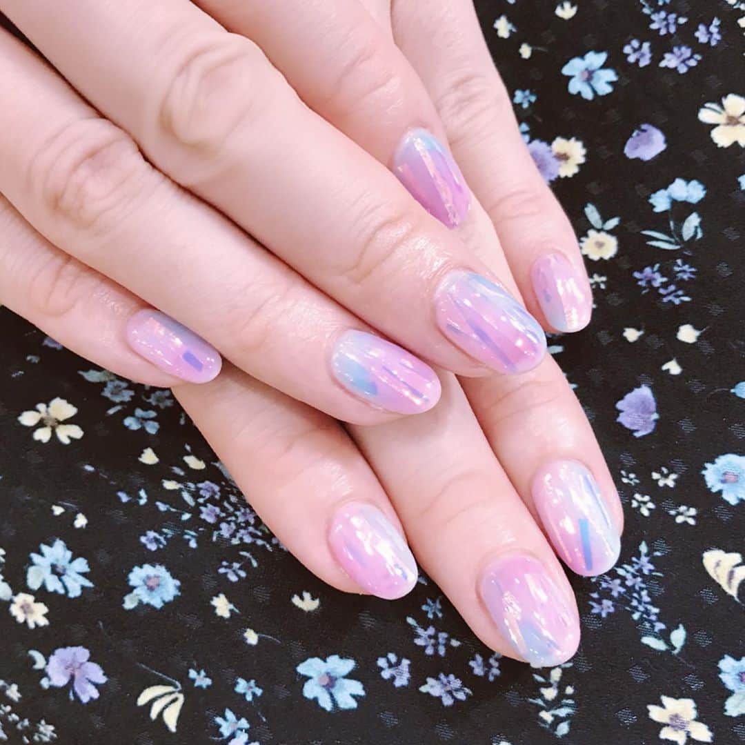 なかやまちえこのインスタグラム：「Aurora💫⠀ ⠀ #nail #nails #nailart #ネイル #美甲 #ネイルアート  #japanesenailart #manucure #japanesenails #manicurist #gelnails #أظافر #네일아트 #미용 #vẽmóng #ngườiđẹp  #เพ้นท์เล็บ #искусствоногтя #artedeuñas #เพ้นท์เล็บเจล #ジェルネイルデザイン #ネイルデザイン #senikuku #nagelkunst #オーロラネイル #auroranails」
