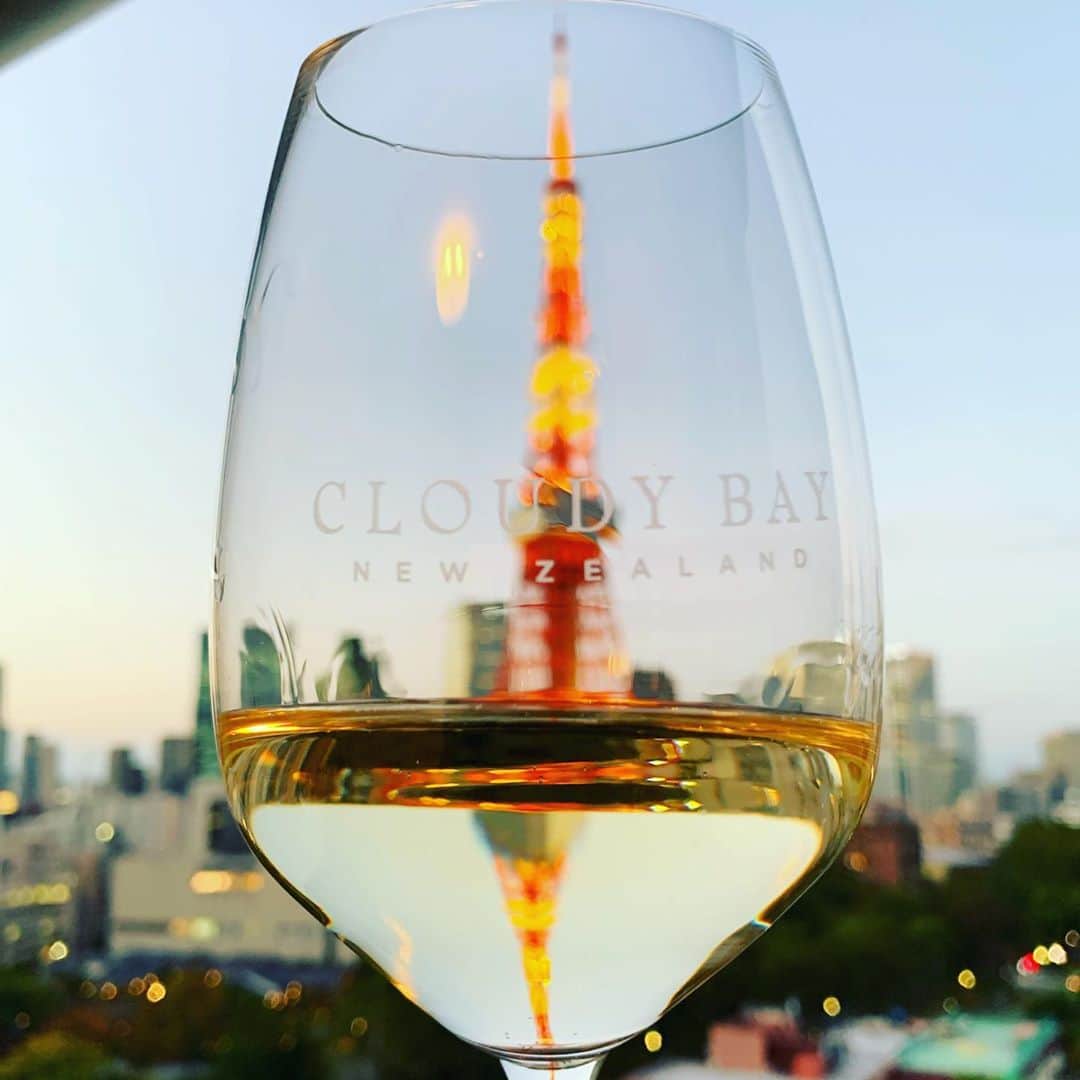 のインスタグラム：「@cloudybay  #クラウディベイ #ソーヴィニヨンブラン2020 #newzeland  #ワイン　🥂 #深くて魅力的な香#アロマ感 #さっぱり軽快　で #グレープフルーツ #パッションフルーツ #ライム#レモングラス ジューシーな果実の味わい  #東京タワー🗼　の見えるお部屋で　#goto #ワイン #婦人会 #夕暮れ#気持ちよい時間　  クラウディベイのオンラインテイスティングセッションに参加しました　🥂」