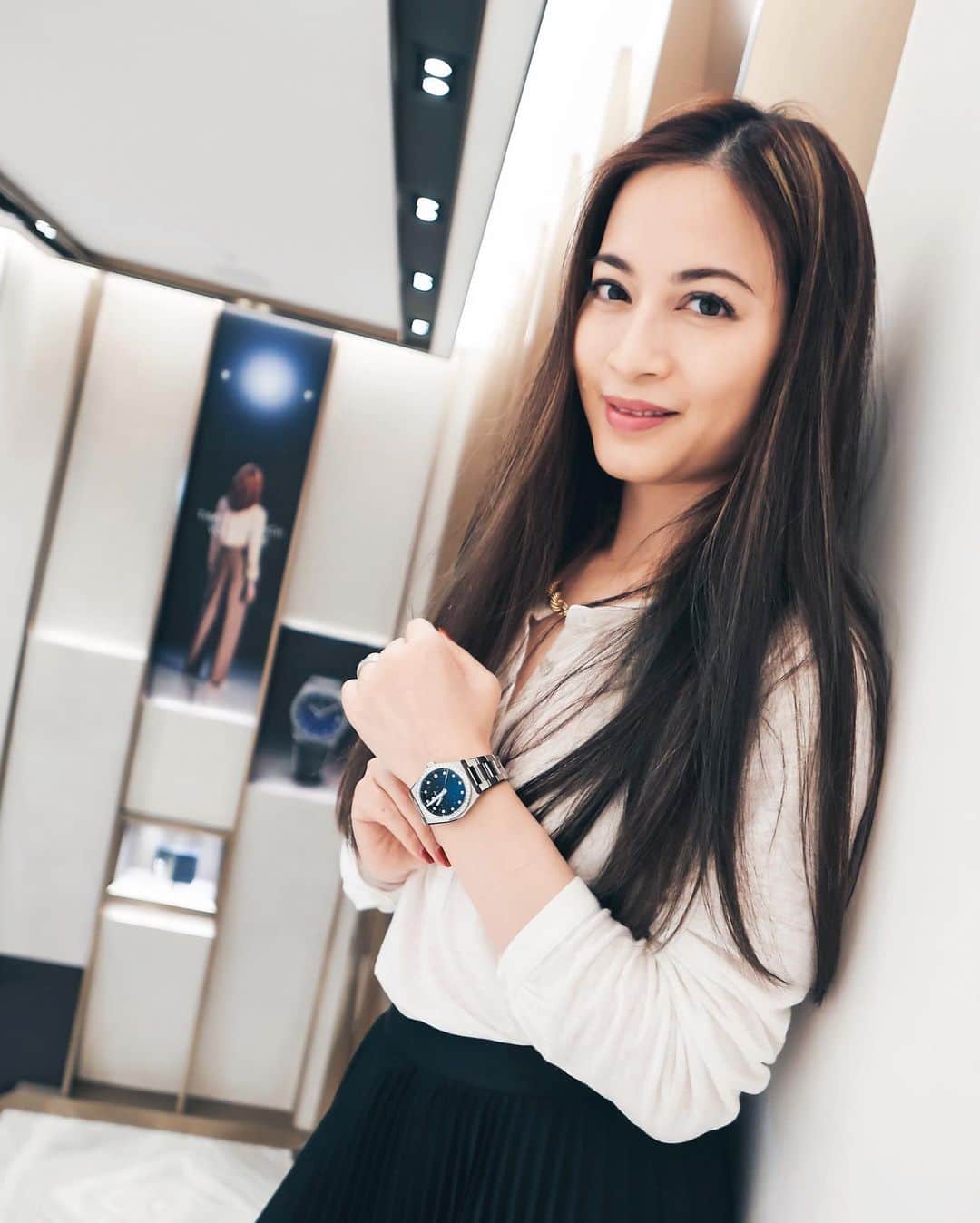 Ruby Kwanのインスタグラム：「Calling all the fellow independent, visionary and inspirational women who strive to pursue your dream and to reach your star; a dedicated watch collection was launched by Zenith early this year. The DEFY Midnight collection is all about modern femininity and versatility. ✨ Swipe to see whether a chic and smart version goes well with my style or the diamond version win? 💎💎💎 #zenith #dreamhers #rougecloset  #zenithwatches #zenithdreamhers #defymidnight #timetoreachyourstar #OWC #orientalwatch #orientalwatchcompany  #東方表行」