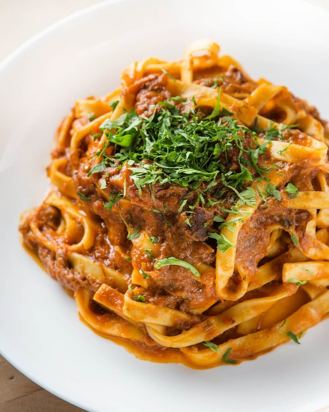 Eataly Brasilさんのインスタグラム写真 - (Eataly BrasilInstagram)「Tagliatelle da casa com ragú de ossobuco cozido lentamente por 12h. Tem prato com massa fresca do Eataly passando no seu feed, hein? ⠀ O Tagliatelle al Ragù di Ossobuco é uma das receitas clássicas do Pasta & Pizza, e está disponível também para delivery. Descubra este e outros pratos icônicos dos nossos restaurantes no @ifoodbrasil. ⠀ Abra o app do iFood, confira a unidade de entrega do Eataly mais próxima de você e escolha o seu favorito. Buon appetito. ⠀ #eatalynasuacasa #dicaeatalysp #receitaeatalyana #tagliatelle #pasta #pastalovers」10月29日 23時28分 - eatalybr