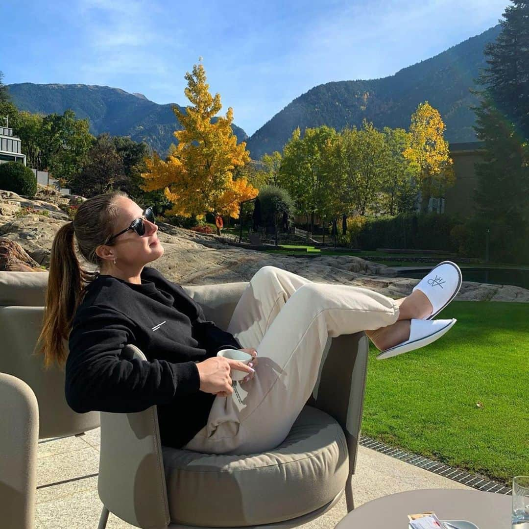 WTA（女子テニス協会）さんのインスタグラム写真 - (WTA（女子テニス協会）Instagram)「Soaking up the sun ☀️ #Repost @kasatkina ・・・ Mountain get away⛰👻 Отпуск в горах☺️ #Andorra #offseason #relax」10月29日 23時29分 - wta