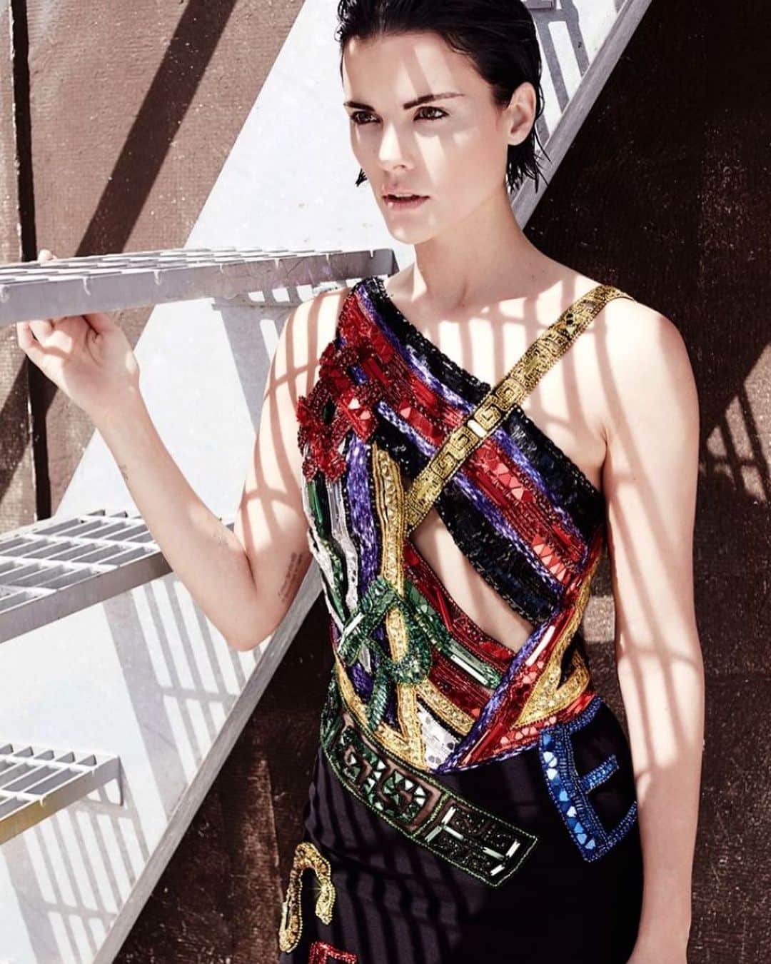 ジェイミー・アレクサンダーのインスタグラム：「#TBT in @versace 💕」