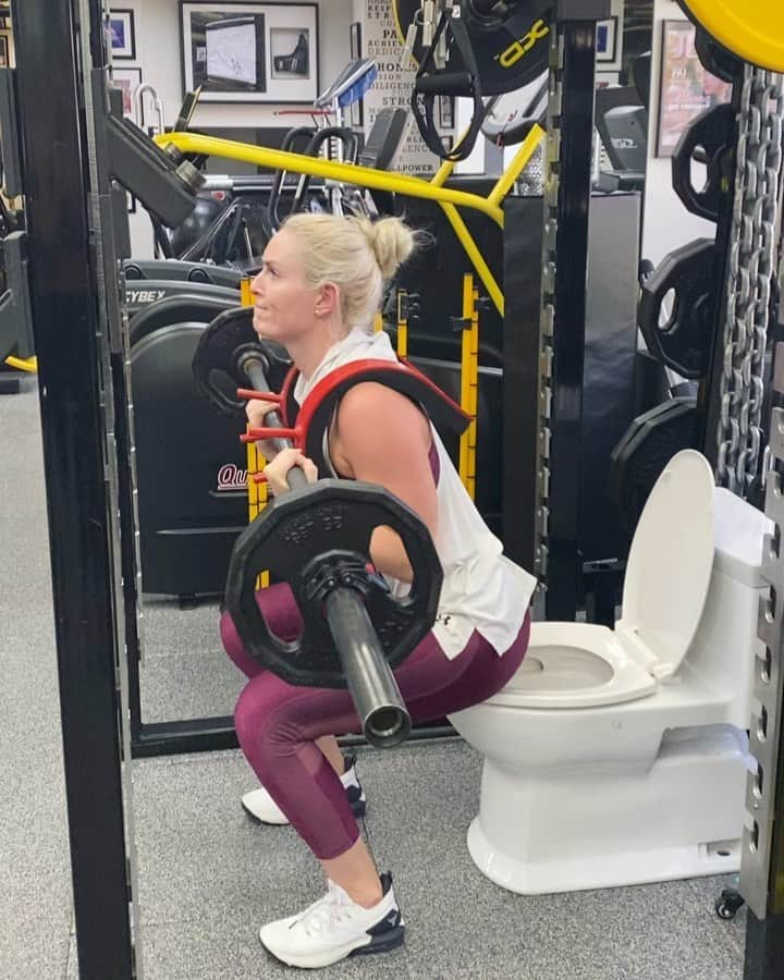 リンゼイ・ボンのインスタグラム：「Since I’m retired from skiing, I’ve decided to do more “practical” training... 🚽 🏋️」