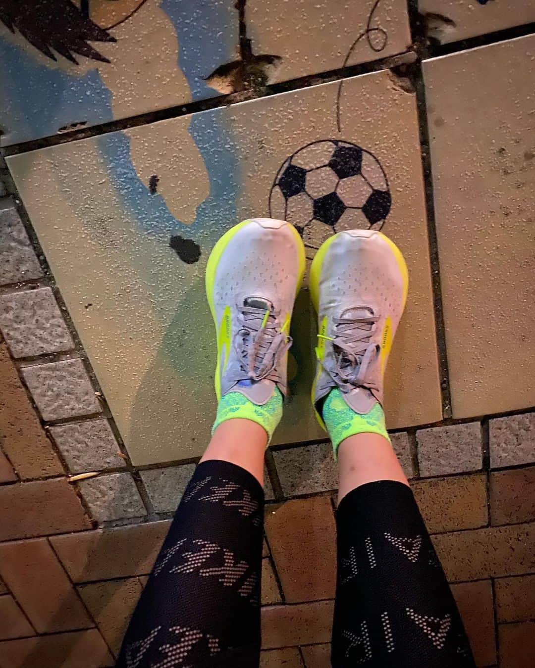 きゃっするひとみーさんのインスタグラム写真 - (きゃっするひとみーInstagram)「ご飯作るのも好きですが、外で食べる美味しいご飯も大好きです。😊 . 美味しいご飯に出会えたら、また家でも真似してみよって新しいレシピに出会えるし✨ . 今日は名古屋からサプライズで皆さんがスポタカに来てくださいましたー🥺💓💓💓 . ここ最近で一番大きい声出たわ。笑 . 店舗に立ち出してから、ほんとーーにたくさんの方に来ていただいてます☺️インフルエンサーが接客する小売店。リアルなランナーであり、インフルエンサーやからこそいろんな商品試させてもらって、わたしなりの意見ですがリアルなレビューができる。 . いいアイテムあるなぁ！✨って言ってもらえるようにしていくので近くにお越しの時はふらっと寄ってくださいね😊💓 . SAURUS初のオンラインマラソンまであと一ヶ月！！わたしは29日に長居公園でフルマラソンに挑戦します。たくさんの仲間も挑戦予定ですよー✊✨ . @aminosaurus  詳しくはこちら💓 . #マラソン　#焼鳥　#焼鳥好きな人と繋がりたい #そんなにつながりたくない　#スポタカ　#スポーツタカハシ　#イダテンソックス　@idatensports #ハイペリオンエリート2 @brooksrunningjp #ランニング　#ランニングコーチ . #笑うと目がなくなる 人と繋がりたい　#いやそんなにつながりたくない」10月29日 23時35分 - takaxjumppp