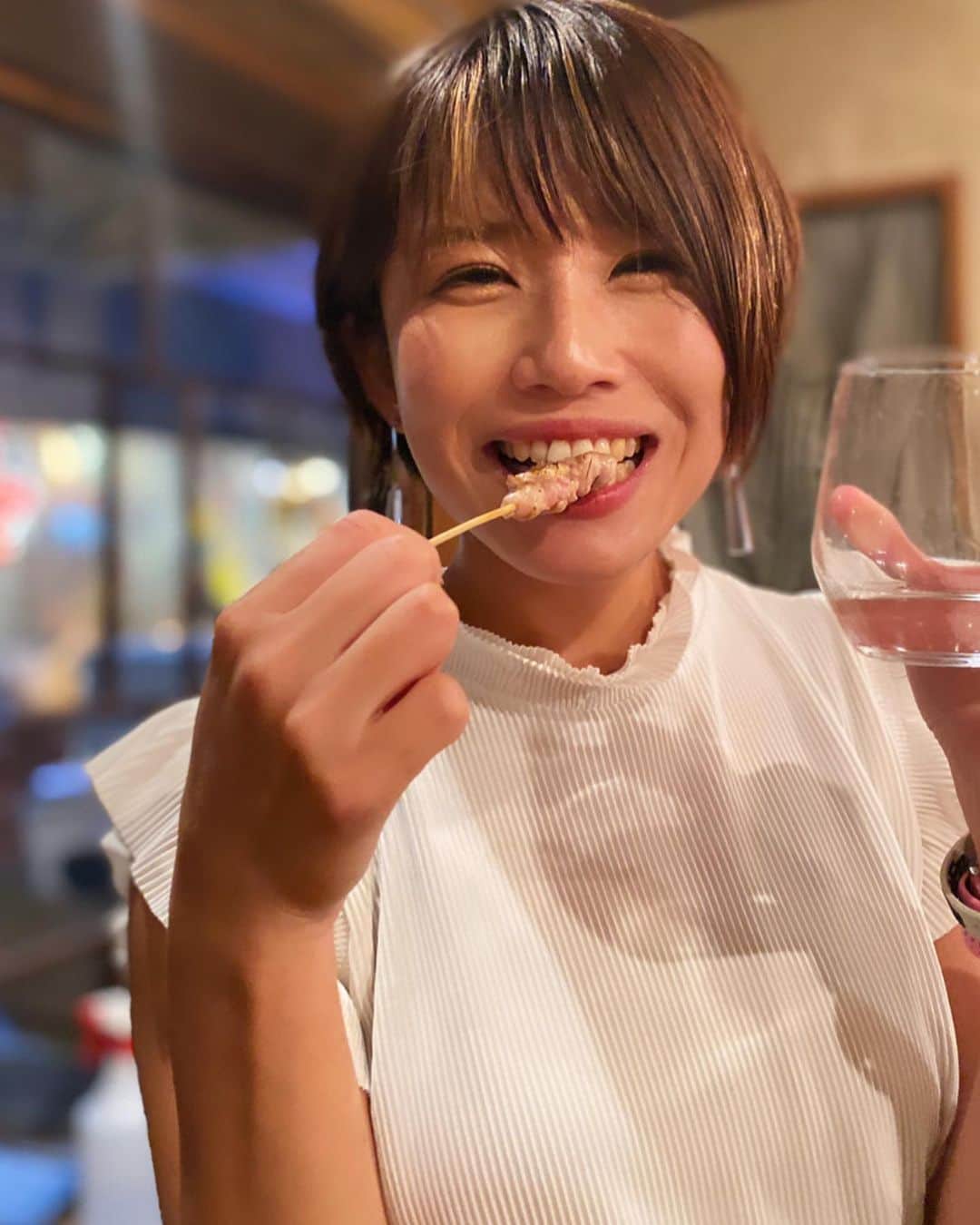 きゃっするひとみーさんのインスタグラム写真 - (きゃっするひとみーInstagram)「ご飯作るのも好きですが、外で食べる美味しいご飯も大好きです。😊 . 美味しいご飯に出会えたら、また家でも真似してみよって新しいレシピに出会えるし✨ . 今日は名古屋からサプライズで皆さんがスポタカに来てくださいましたー🥺💓💓💓 . ここ最近で一番大きい声出たわ。笑 . 店舗に立ち出してから、ほんとーーにたくさんの方に来ていただいてます☺️インフルエンサーが接客する小売店。リアルなランナーであり、インフルエンサーやからこそいろんな商品試させてもらって、わたしなりの意見ですがリアルなレビューができる。 . いいアイテムあるなぁ！✨って言ってもらえるようにしていくので近くにお越しの時はふらっと寄ってくださいね😊💓 . SAURUS初のオンラインマラソンまであと一ヶ月！！わたしは29日に長居公園でフルマラソンに挑戦します。たくさんの仲間も挑戦予定ですよー✊✨ . @aminosaurus  詳しくはこちら💓 . #マラソン　#焼鳥　#焼鳥好きな人と繋がりたい #そんなにつながりたくない　#スポタカ　#スポーツタカハシ　#イダテンソックス　@idatensports #ハイペリオンエリート2 @brooksrunningjp #ランニング　#ランニングコーチ . #笑うと目がなくなる 人と繋がりたい　#いやそんなにつながりたくない」10月29日 23時35分 - takaxjumppp
