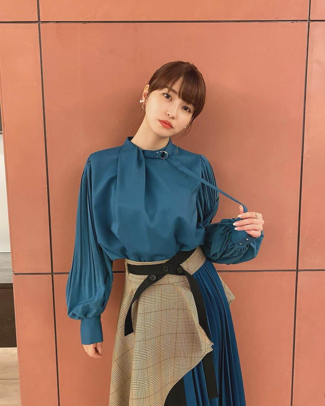 岸明日香さんのインスタグラム写真 - (岸明日香Instagram)「今日は朝から1日撮影からの、ニュース女子収録でした🌸 司会の上念司さんがまたまた本くださりました！ ありがとうございます🐰✨ 今日の衣装、かわいくない？ お気に入り☺️」10月29日 23時38分 - aspoo02