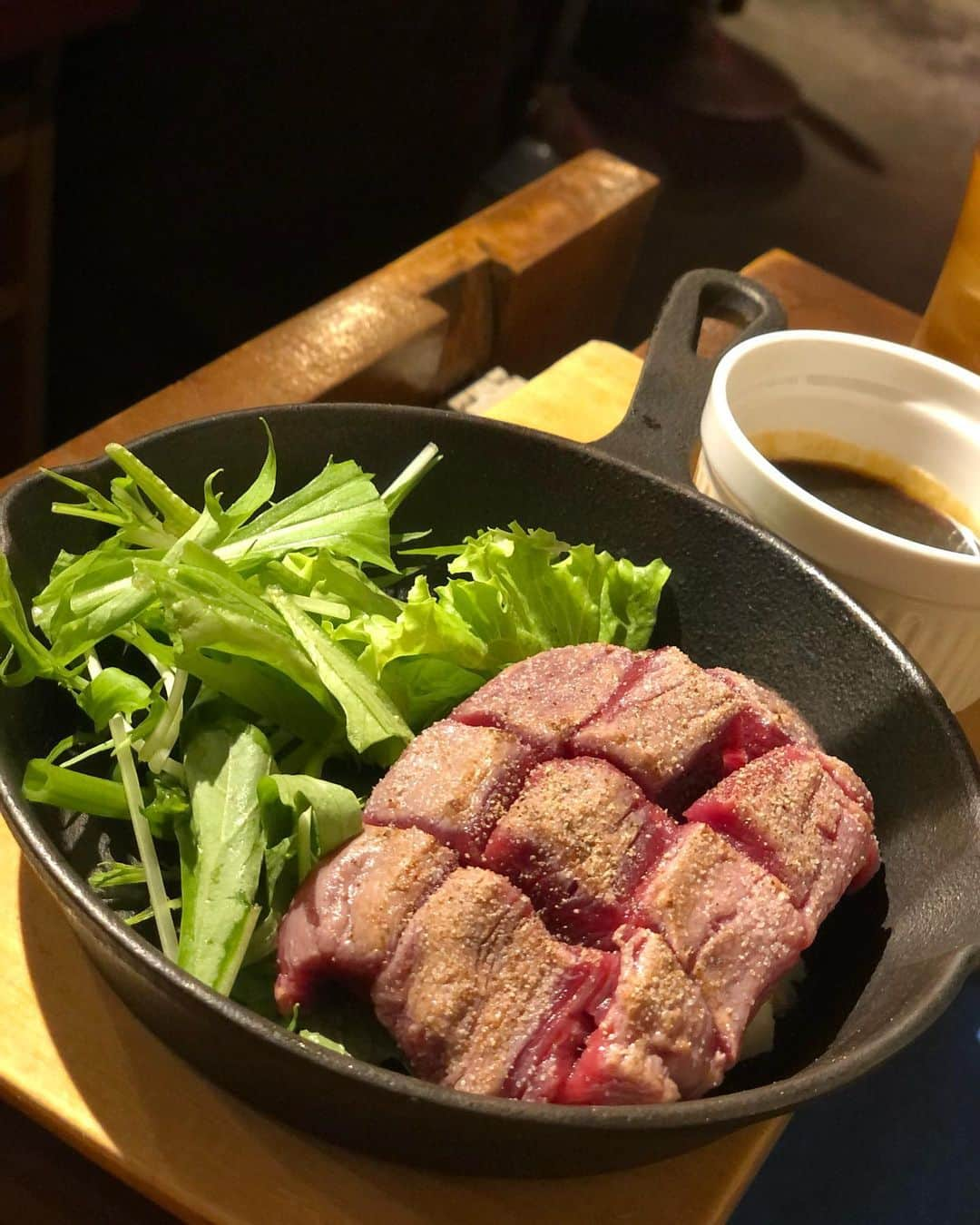 熊本美和さんのインスタグラム写真 - (熊本美和Instagram)「おやくま🐻 . . 肉の日🥩 馬肉さいこおー！！！！！ ボウリング頑張った後のお肉しあわせ♡ 全部美味しすぎてピザとかパスタ食べれなかったけど絶対美味しいしもうどのメニューも魅力的すぎた。。。 新メニューの🌸桜肉寿司食べ比べ🌸 塩→こしょう→西洋ワサビ→赤ワインソース→こぼれユッケの軍艦(辛口)♡ . . #かち馬荻窪 #荻窪馬刺し #荻窪グルメ #荻窪居酒屋 #荻窪イタリアン #荻窪ディナー #pr #トリドリベース #荻窪 #yummy #japanesefood #肉寿司 #馬肉バル #馬刺し #かち馬 #niku #🥩 #asianbeauty #asiangirls #likesforlike #followｍe #肉の日 #idol #バクステ外神田一丁目 #Pリーガー #bowling #ボウリング #japan_of_insta #すきぴ」10月29日 23時38分 - miwa_babyb