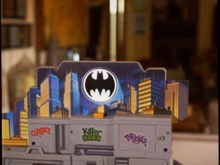 ケヴィン・スミスのインスタグラム：「FAT MAN PLAYS BATMAN! The Bat Signal’s been lit and the #batmobile is full of gas as it races toward the holiday season! That means all new waves of #Batman toys are here from @spinmaster! So the good folks at #Spinmaster let me and @jaymewes play with their toys to shoot this throwback #Ad reminiscent of the toy commercials of our youth! This is what happens when @jayandsilentbob get toys! Wanna get any of this super stuff? Click the link in my bio! Big thanks to shooters @joshroush and @livroush! #KevinSmith #SpinMasterBatman #jasonmewes #toycommercial」