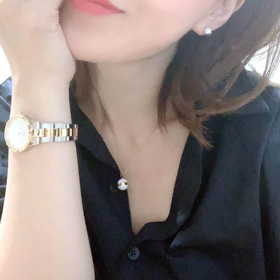 kkkkkaoriiiiiのインスタグラム：「DW新作jewelry collectionが素敵💓 お揃いのネックレスとピアスをつけました💓 ホワイトとピンクゴールドの上品なコンビカラーがプチプラ服を格上げしてくれます❣️ . 公式直営店舗とWEBショップにて使える15％OFFクーポンを発行していただきました❣️ よかったらご活用ください😊 【クーポンコード:kaori15】 . プレゼントにもおすすめです🎁 . ＠DanielWellington  #ダニエルウェリントン」