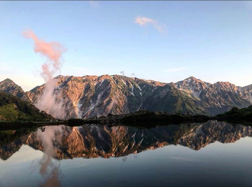 登山*トレッキング*アウトドア『.HYAKKEI』さんのインスタグラム写真 - (登山*トレッキング*アウトドア『.HYAKKEI』Instagram)「夜が明けた八方池。﻿ 徐々に移り変わる空と水面を眺める至福の時です☺️﻿ ﻿ photo by @reiko_t.yama  ﻿ ﻿ ﻿ あなたの山の思い出picを#hyakkeime で投稿してください！みんなで素敵なお山ギャラリーをつくりましょー！﻿ ﻿ ﻿ ﻿ #登山好きな人と繋がりたい #登山 #山登り #山歩き #山が好き #landscape #絶景 #日本の絶景 #as_archive #vsco #reco_ig #光と影 #空  #北アルプス #八方池」10月29日 23時42分 - hyakkei_me