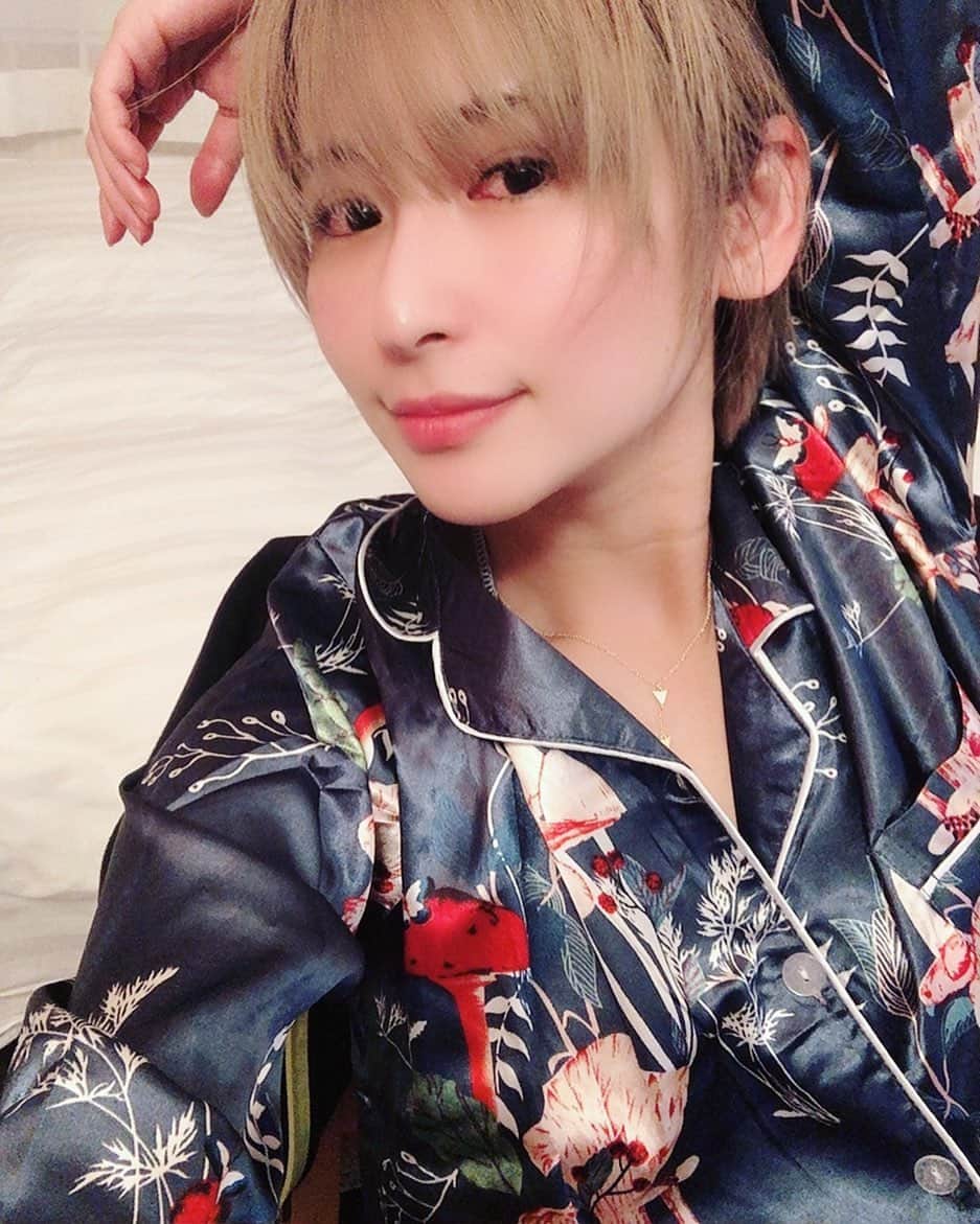 有馬綾香のインスタグラム：「初めて出張にパジャマ持ってきた！！  いつもはホテルの浴衣みたいなんパジャマ。 家ではスエットTシャツ😂」