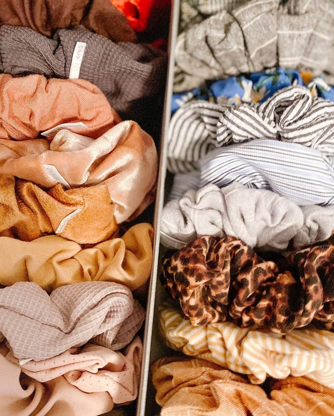 近藤麻理恵のインスタグラム：「Today I learned what a scrunchie is! Way to keep them tidy, @theorganizedsoul. 💖」