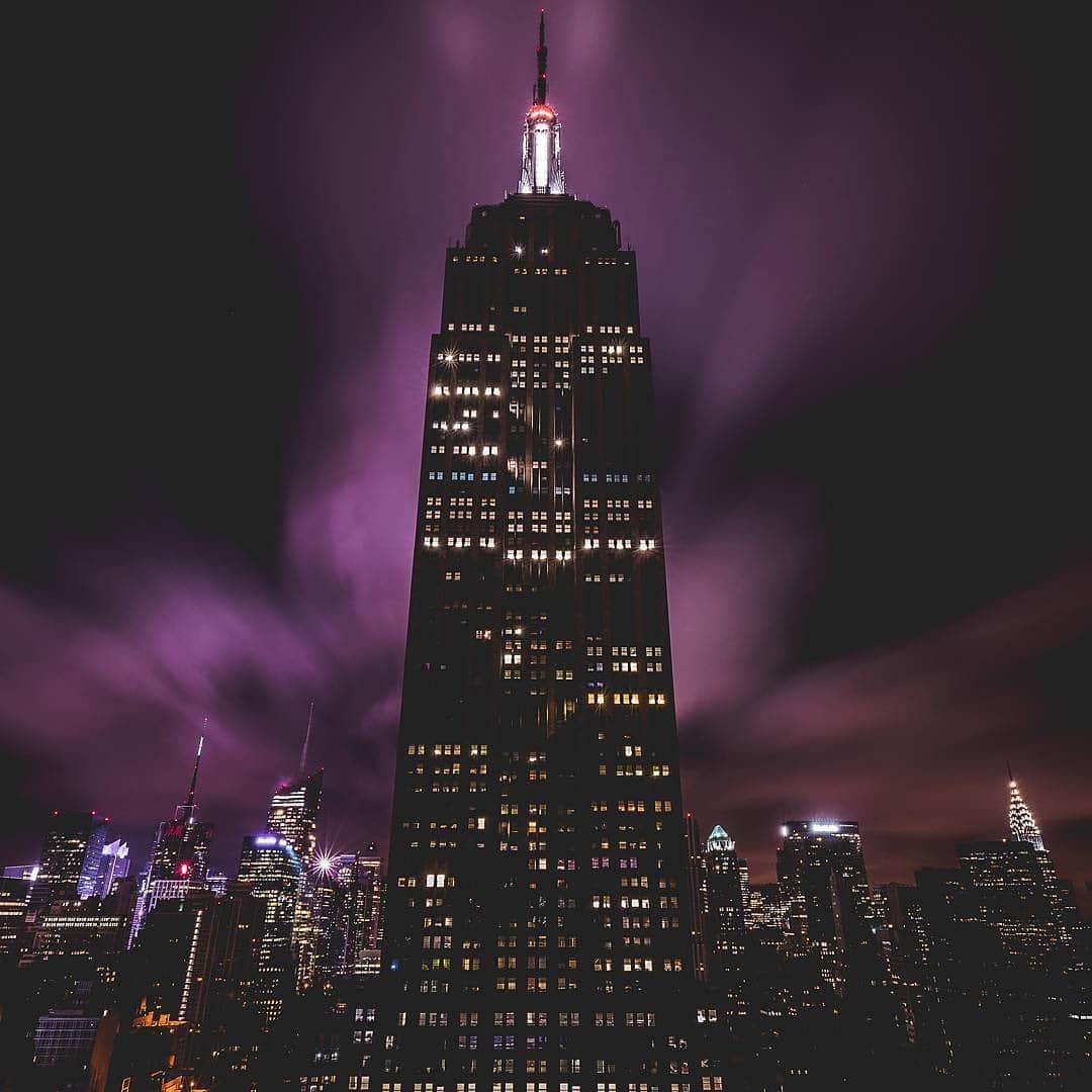 Empire State Buildingさんのインスタグラム写真 - (Empire State BuildingInstagram)「SWIPE for a spooky surprise 🦇 ⠀⠀⠀⠀⠀⠀⠀⠀⠀ Tap bio link & treat yourself to an experience sweeter than Halloween candy 🍬 ⠀⠀⠀⠀⠀⠀⠀⠀⠀ 📷: @mjinnyc, @michael.0h #EmpireStateBuilding」10月29日 23時51分 - empirestatebldg
