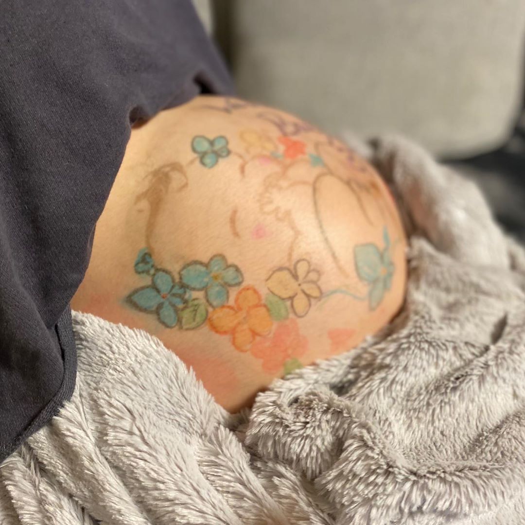 大石ほのかのインスタグラム：「マタニティフォト撮りました🍁 上手に出来た😂  ストーリーにもっと載せてるので是非見てください✨   #likeforlike#❤#followforfollowback#follow#me#baby#マタニティ#マタニティフォト#pregnant#love#pregnancyphoto #photo#かわいい#dog#犬#海#マタニティペイント#家族 #family#followｍe#follow4follow#f4f#pretty#cutedog#マタニティーコーデ#宝物#男の子 #ママ」